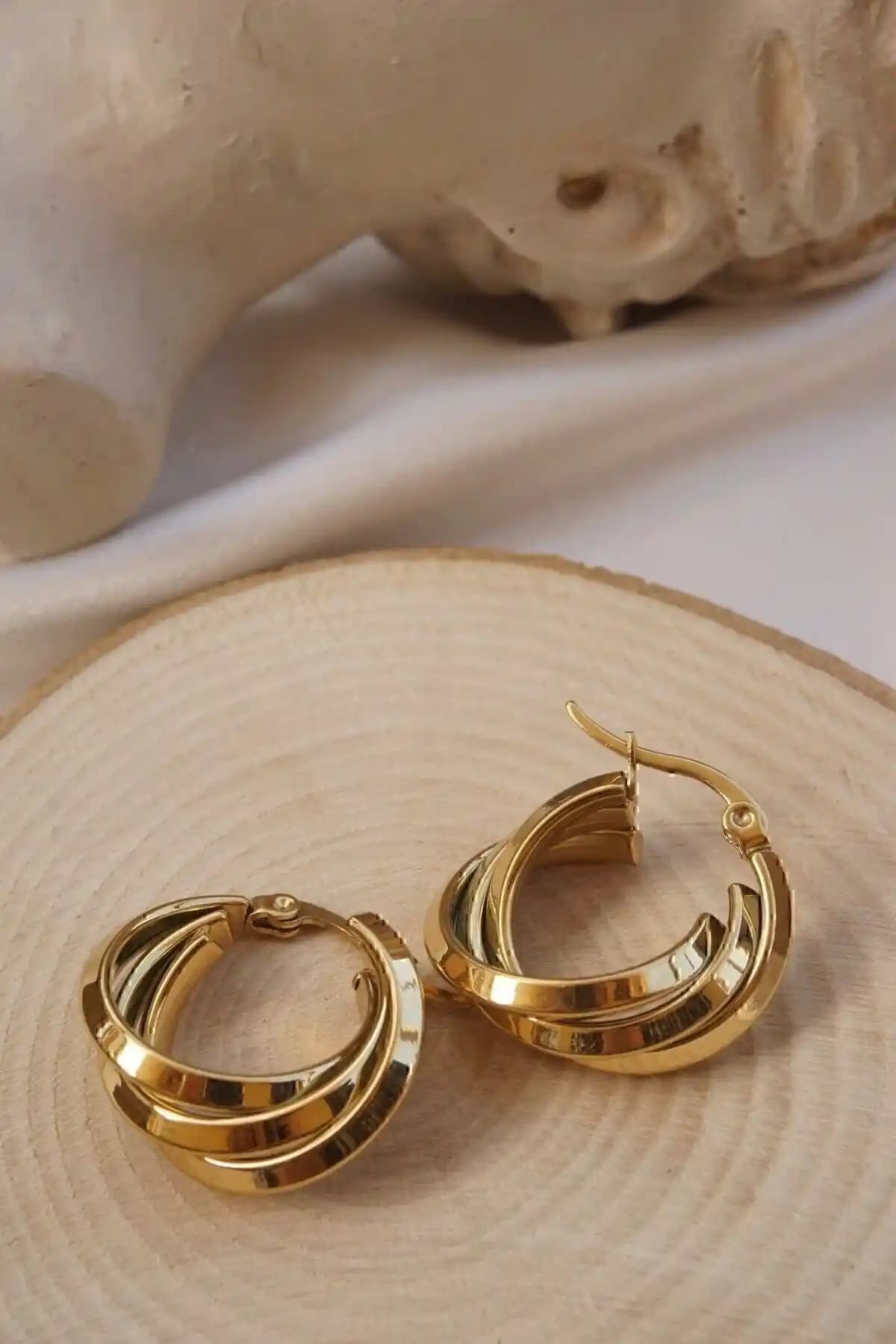 Altın Renkli Çelik Halka Küpe: Şıklık ve Dayanıklılığı Bir Arada Sunan Modern Takı Seçeneği