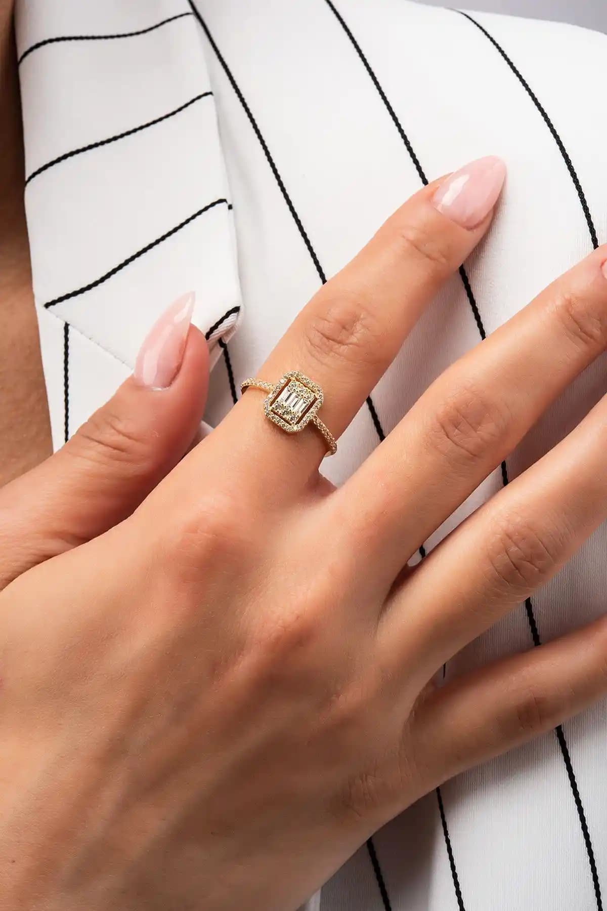 Altınaşkı Baget Tektaş Altın Yüzük: Zarif ve Dayanıklı Tasarım, Farklı Beden Seçenekleriyle