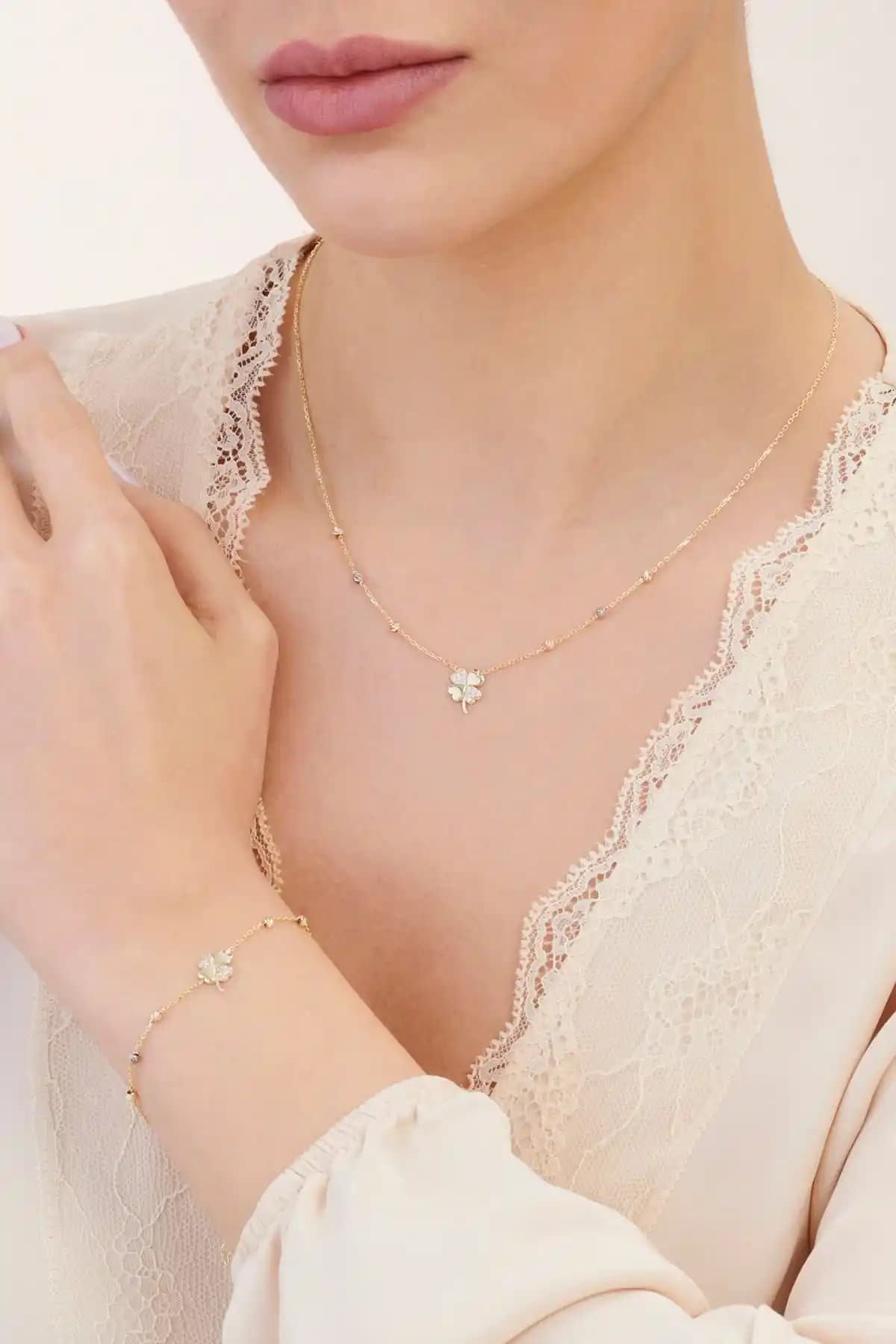 Altınbaş Altın Yonca Kolye ve Bileklik Seti: Zarif ve Uğur Getiren Şık Takı Tasarımı