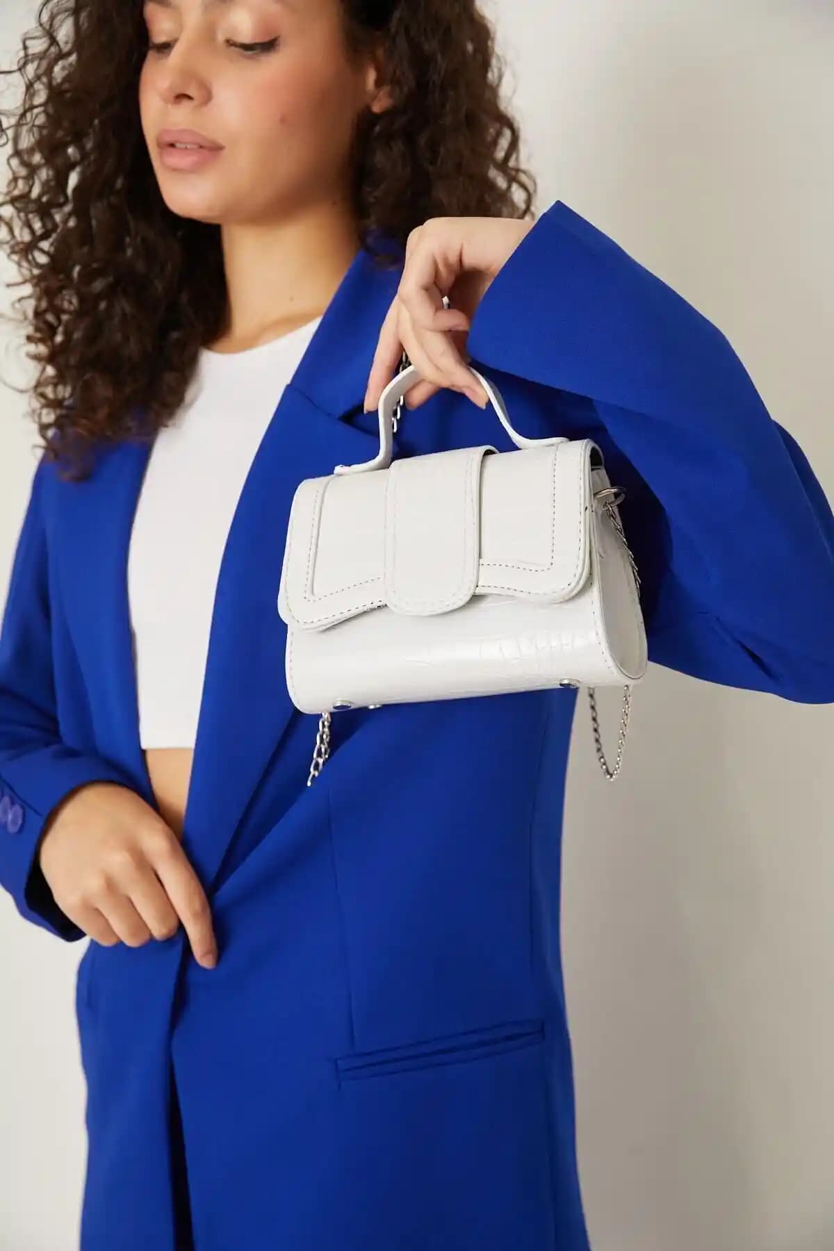 ALTUDA Kadın Mini City Kapaklı Çapraz Çanta Beyaz Modern ve Şık Tasarım