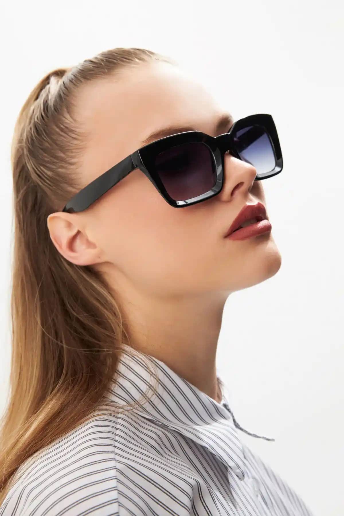 Aqua Di Polo 1987 Füme Kadın Güneş Gözlüğü: Şıklık ve Koruma Sağlayan Modern Tasarım