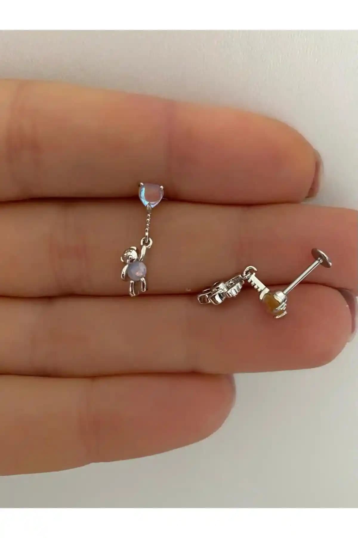 Arescollection Sallanan Ayıcık Piercing: Estetik ve Kullanım Kolaylığı Sunan Kulak Takısı