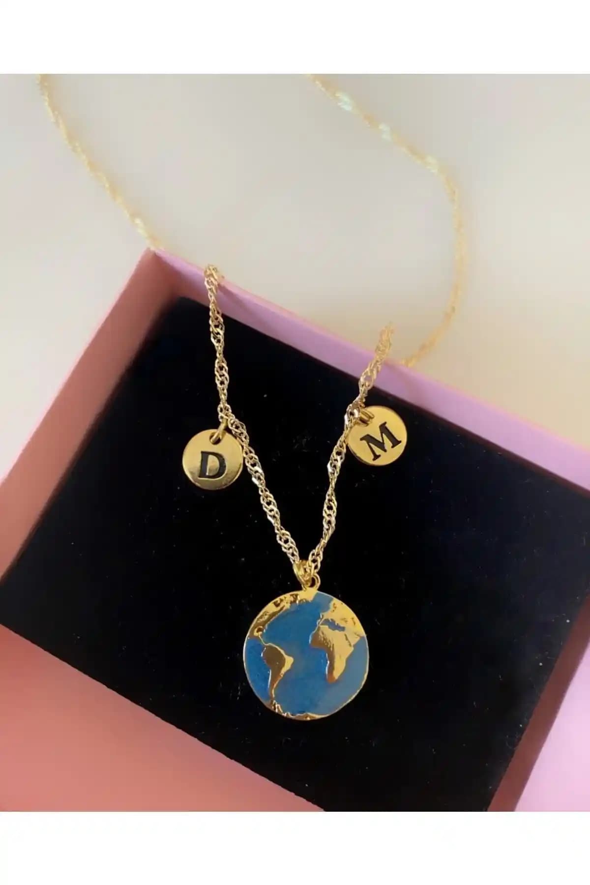 Asia by Leuvoié Çift Harfli Dünya Kolye: Şıklık ve Anlamın Buluşması
