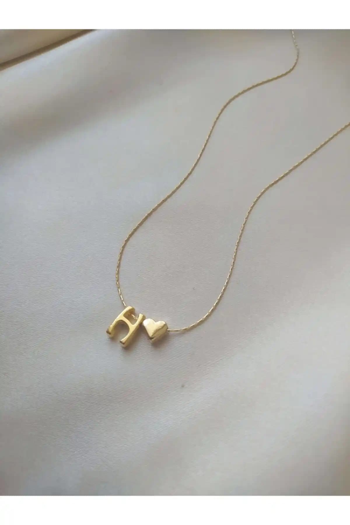 Asia by Leuvoié H Harfli Kolye: Zarif ve Çok Yönlü Altın Kaplama Takı Tasarımı