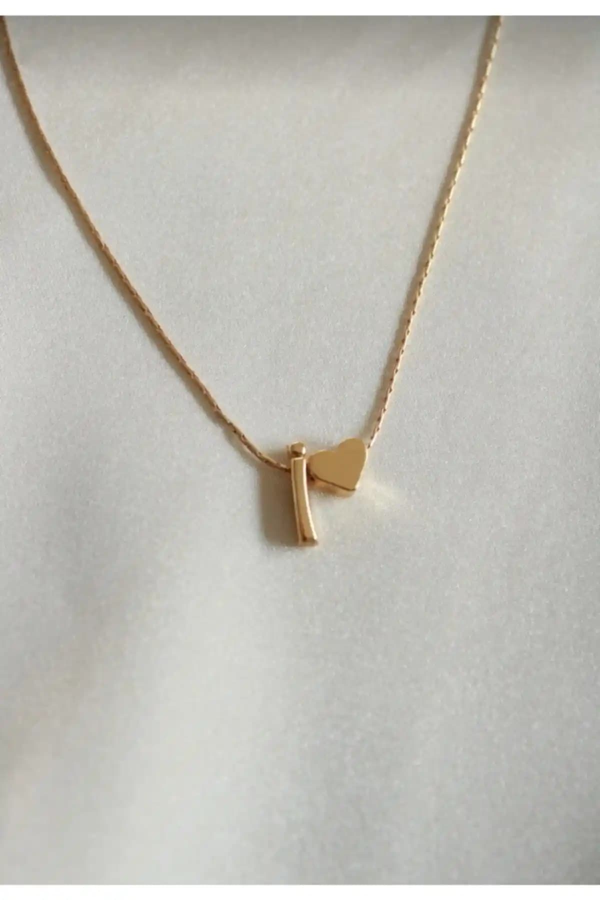 Asia by Leuvoié Harfli Altın Kaplama Kolye: Zarif ve Şık Bir Aksesuar Seçeneği