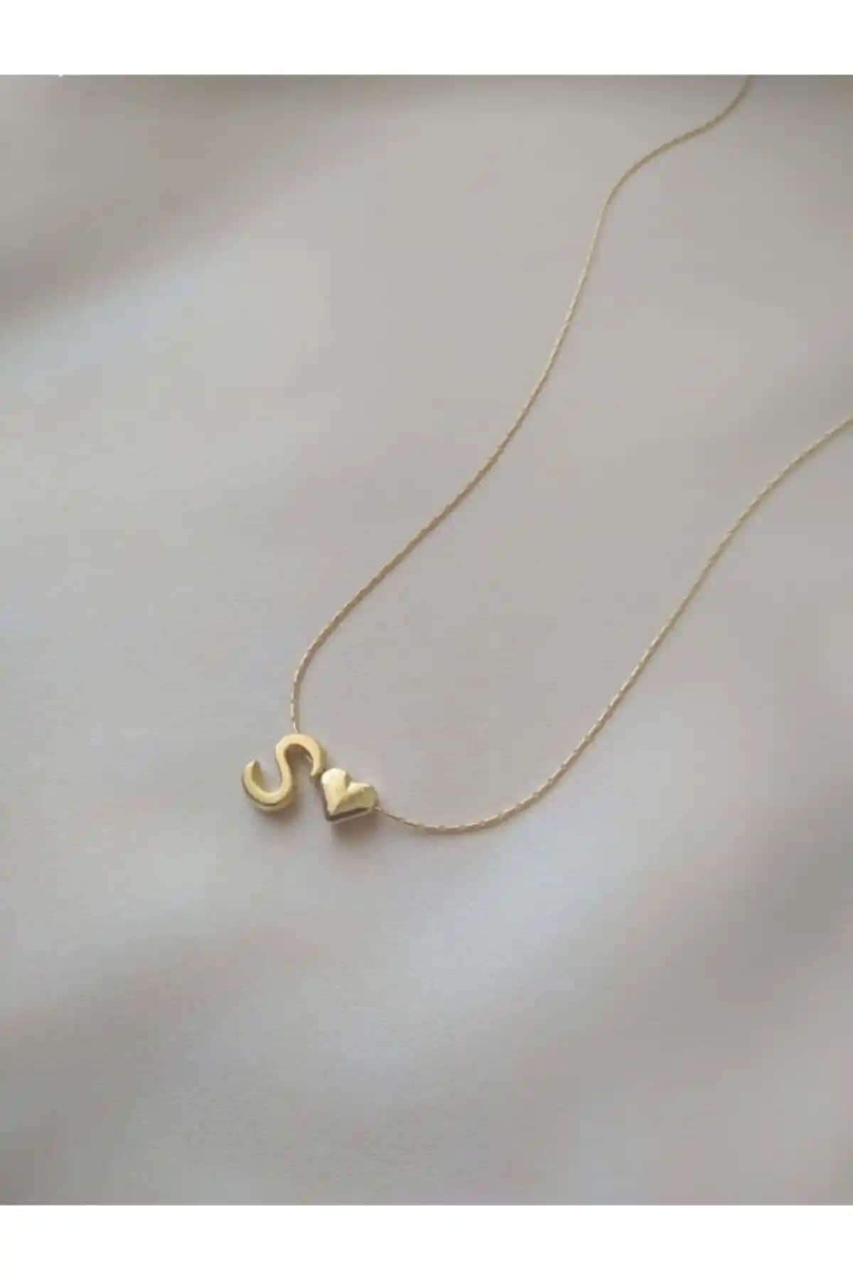 Asia Marka Kalp Detaylı S Harfli Altın Kaplama Kolye: Zarif ve Anlamlı Takı Seçeneği