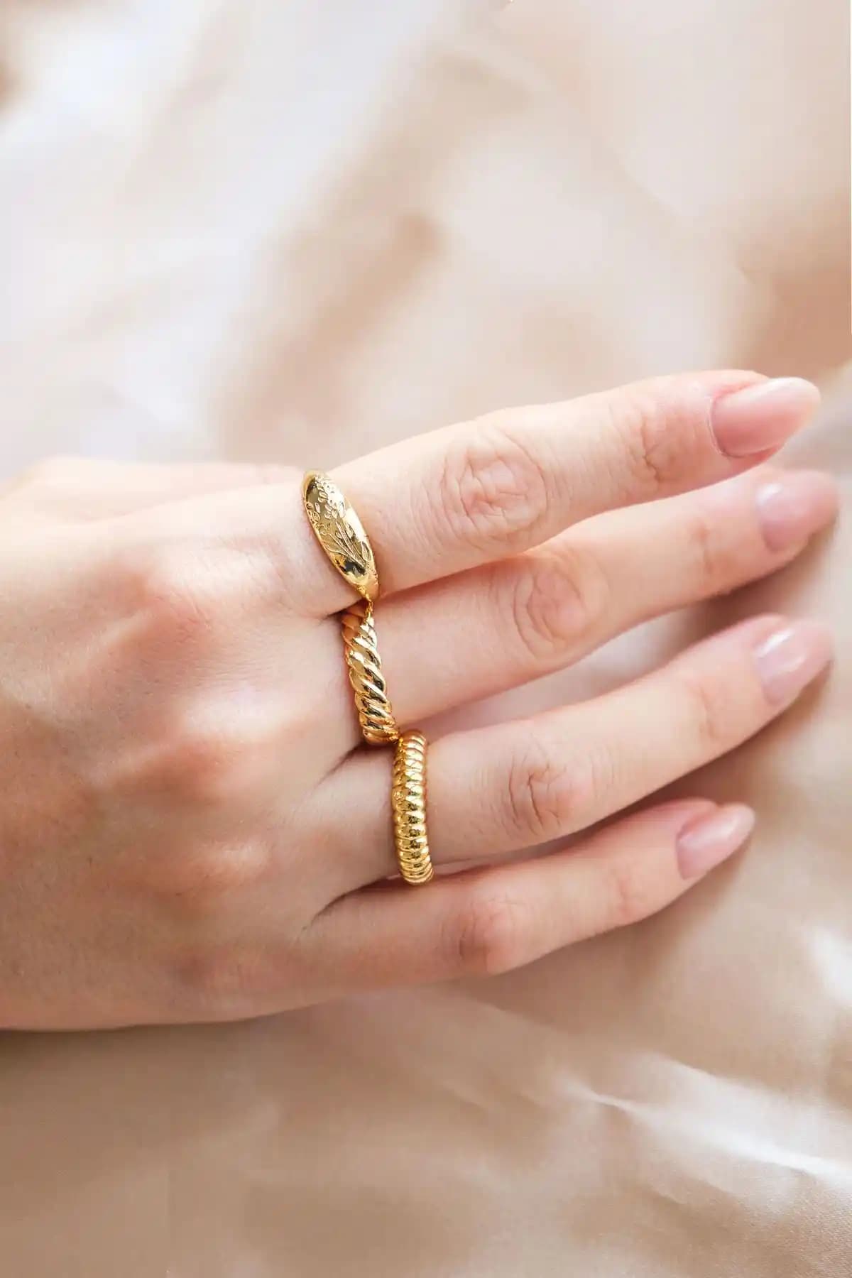 AURRARİ 3'lü Gold Yüzük Seti Kadınlar İçin Şık ve Dayanıklı Takı Seçeneği