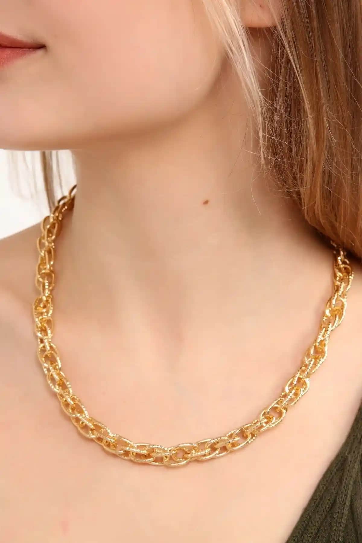 AURRARİ Kadın Altın Kaplama Zincirli Choker Kolye Modern ve Zarif Tasarım
