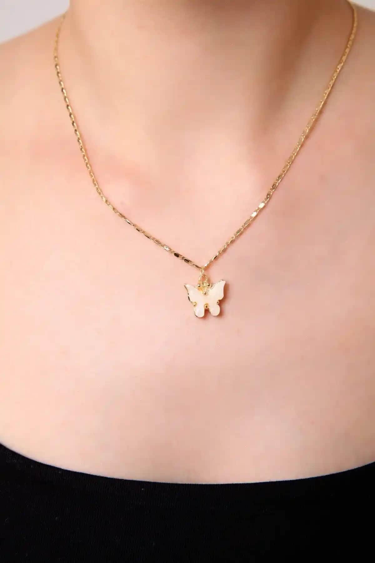 AURRARİ Pudra Kelebek Kolye: Zarif ve Şık Tasarımıyla Kadınlar İçin Ideal Aksesuar