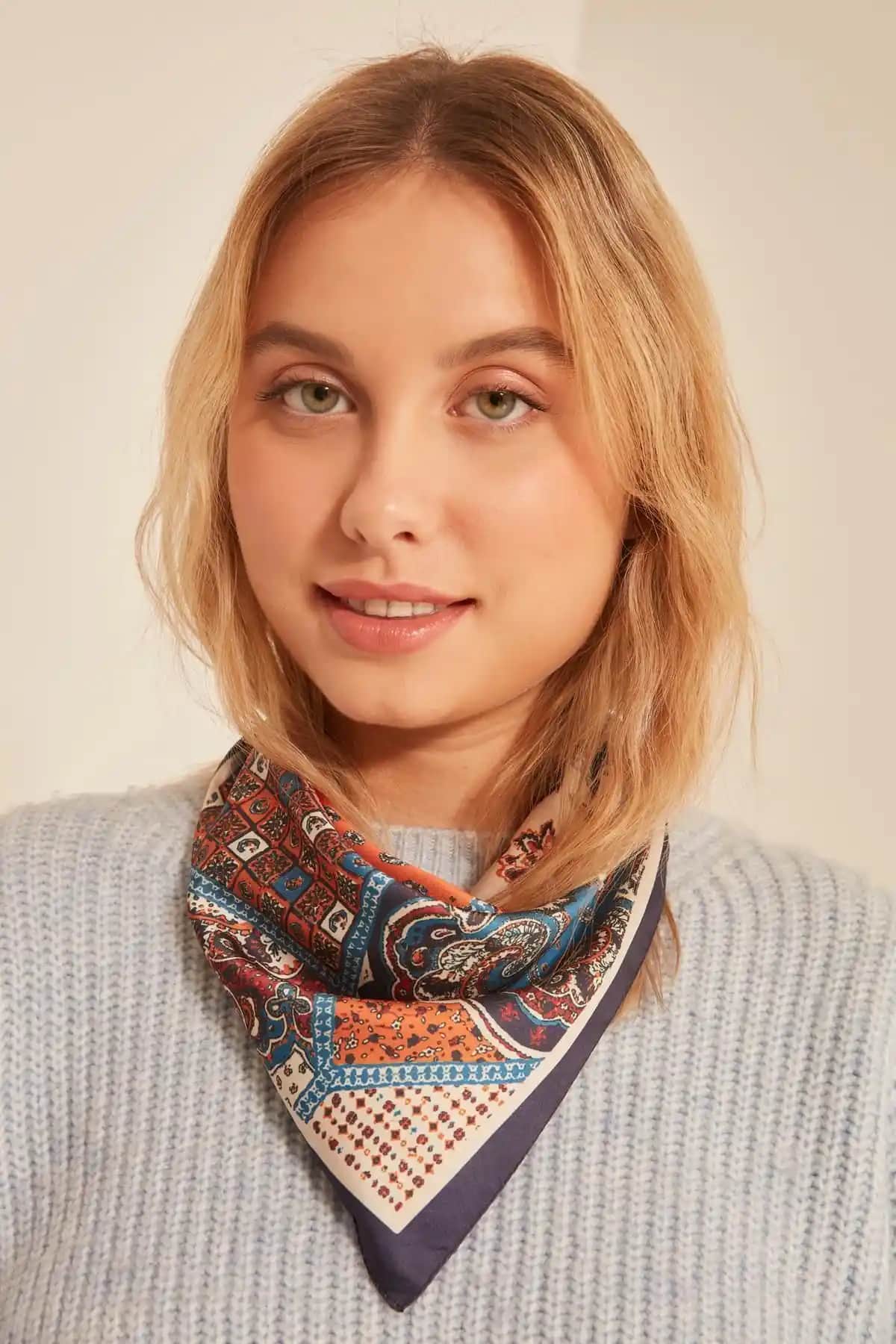 Axesoire 12353 Etro Desenli Lacivert Bandana Fular: Şıklık ve Fonksiyonellik İçin Ideal
