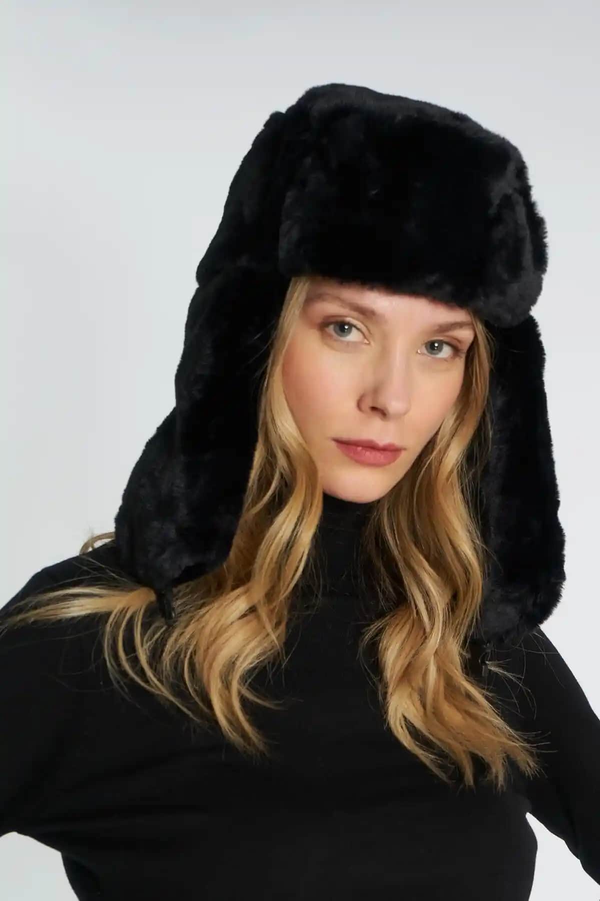 Axesoire 12806 Klipsli Peluş Siyah Bere: Şık ve Sıcak Tutan Kış Aksesuarı