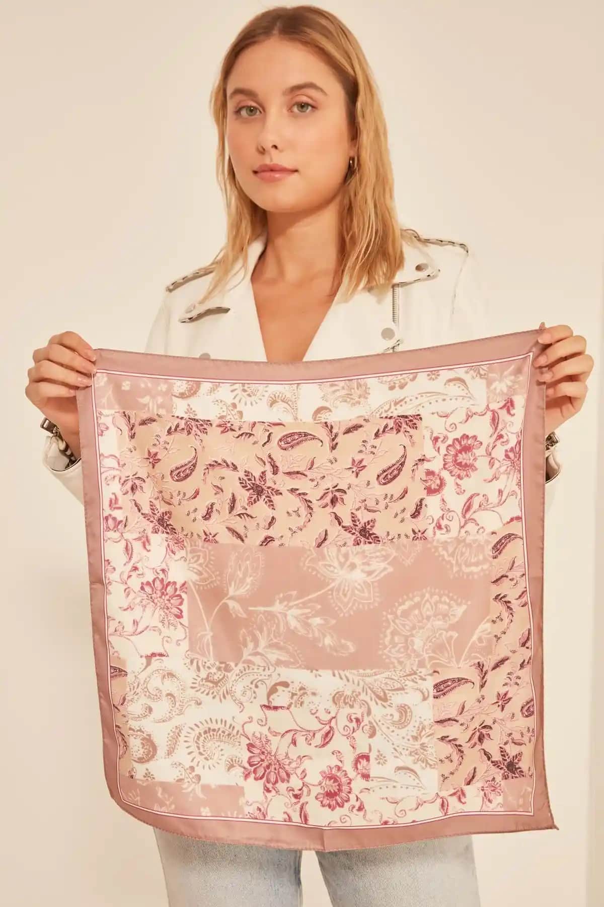 Axesoire 13929 Küçük Çiçek Desenli Vizon Bandana Fular: Şıklık ve Kullanışlılık Bir Arada