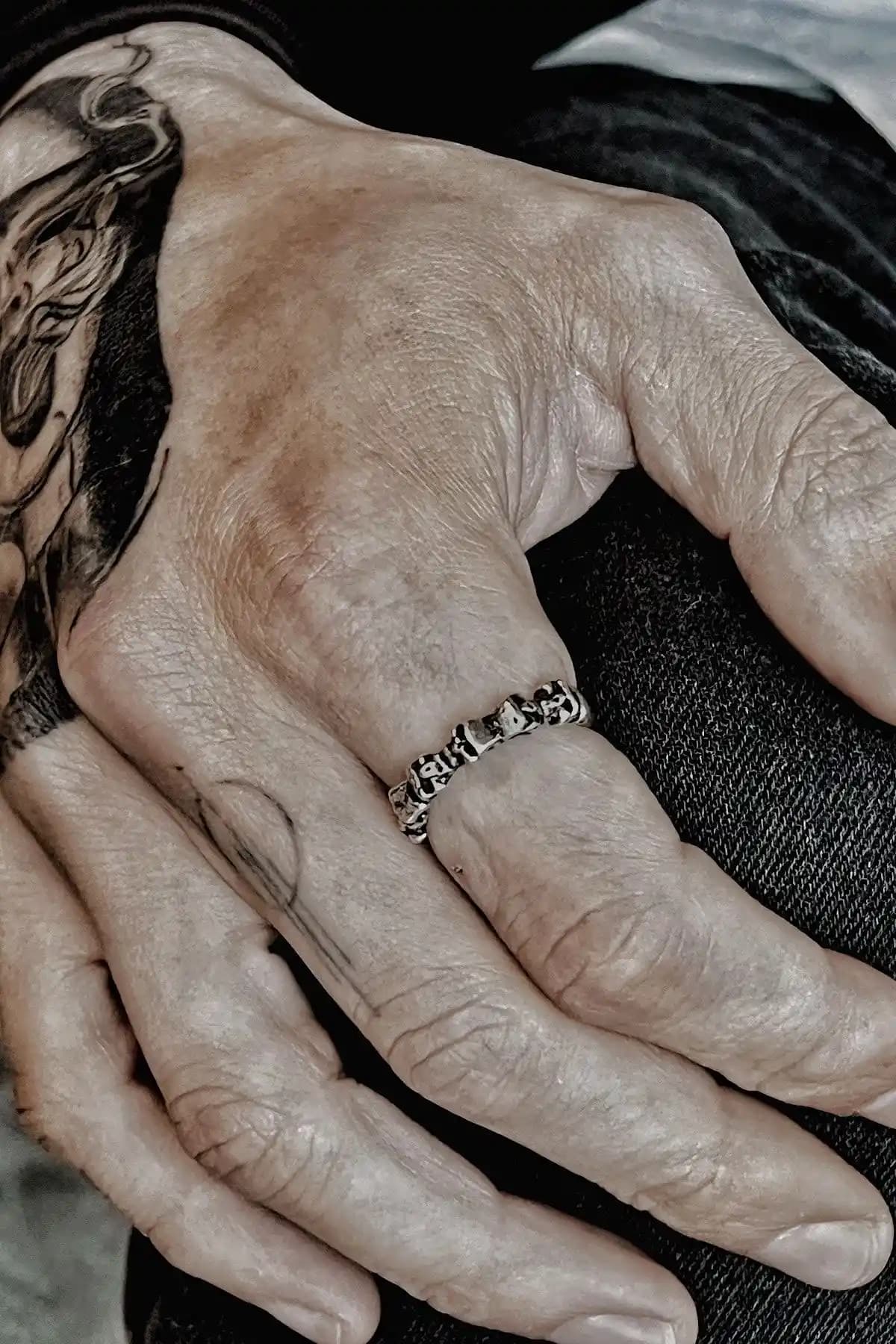 Aytaç Yamaç tarafından tasarlanan Capo minimal modern yüzük, şık ve ayarlanabilir özellikleriyle dikkat çeker