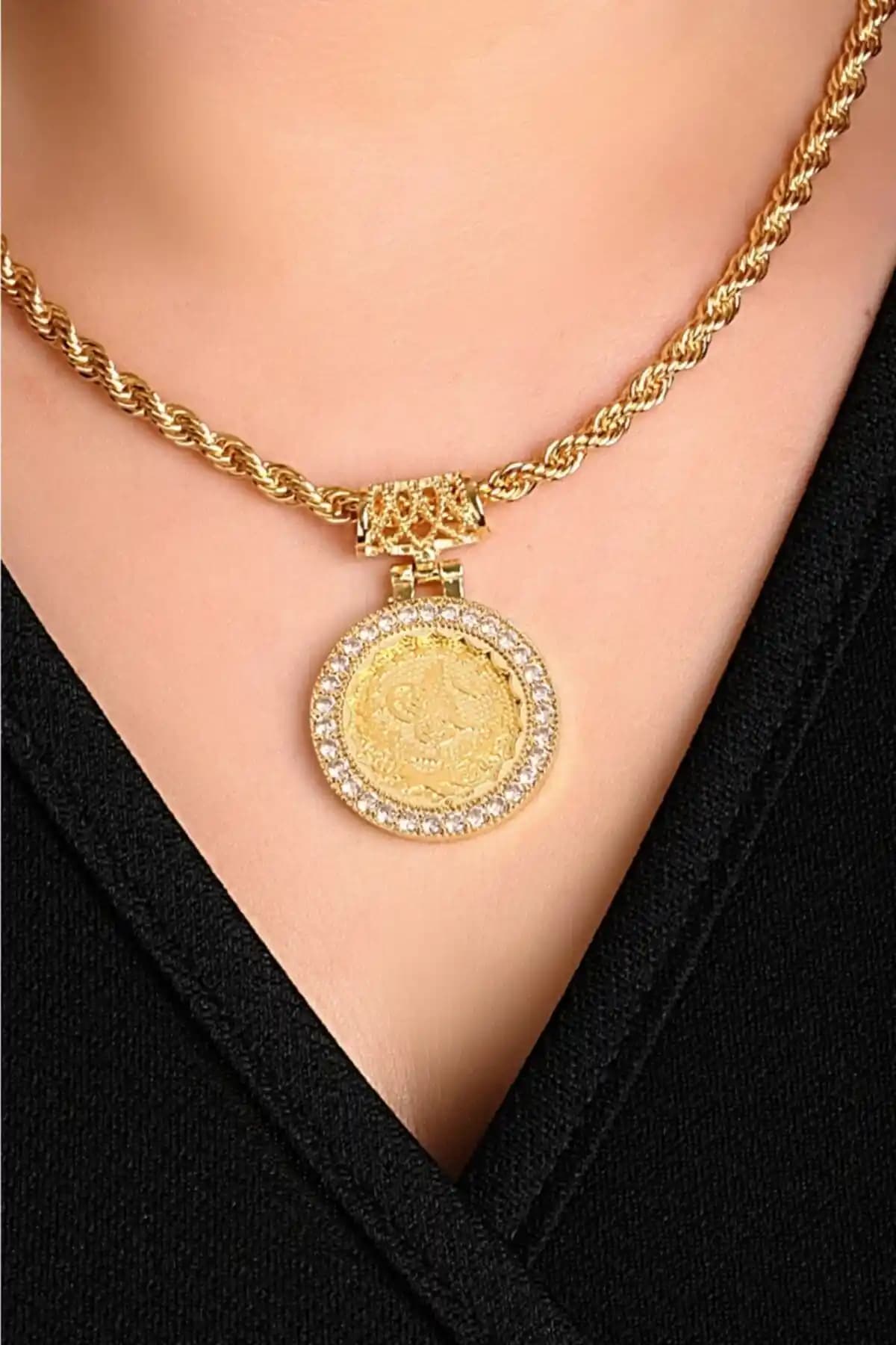 Aytekgold Tuğralı Halat Kolye: Şıklık ve Dayanıklılığı Bir Arada Sunan Tasarım