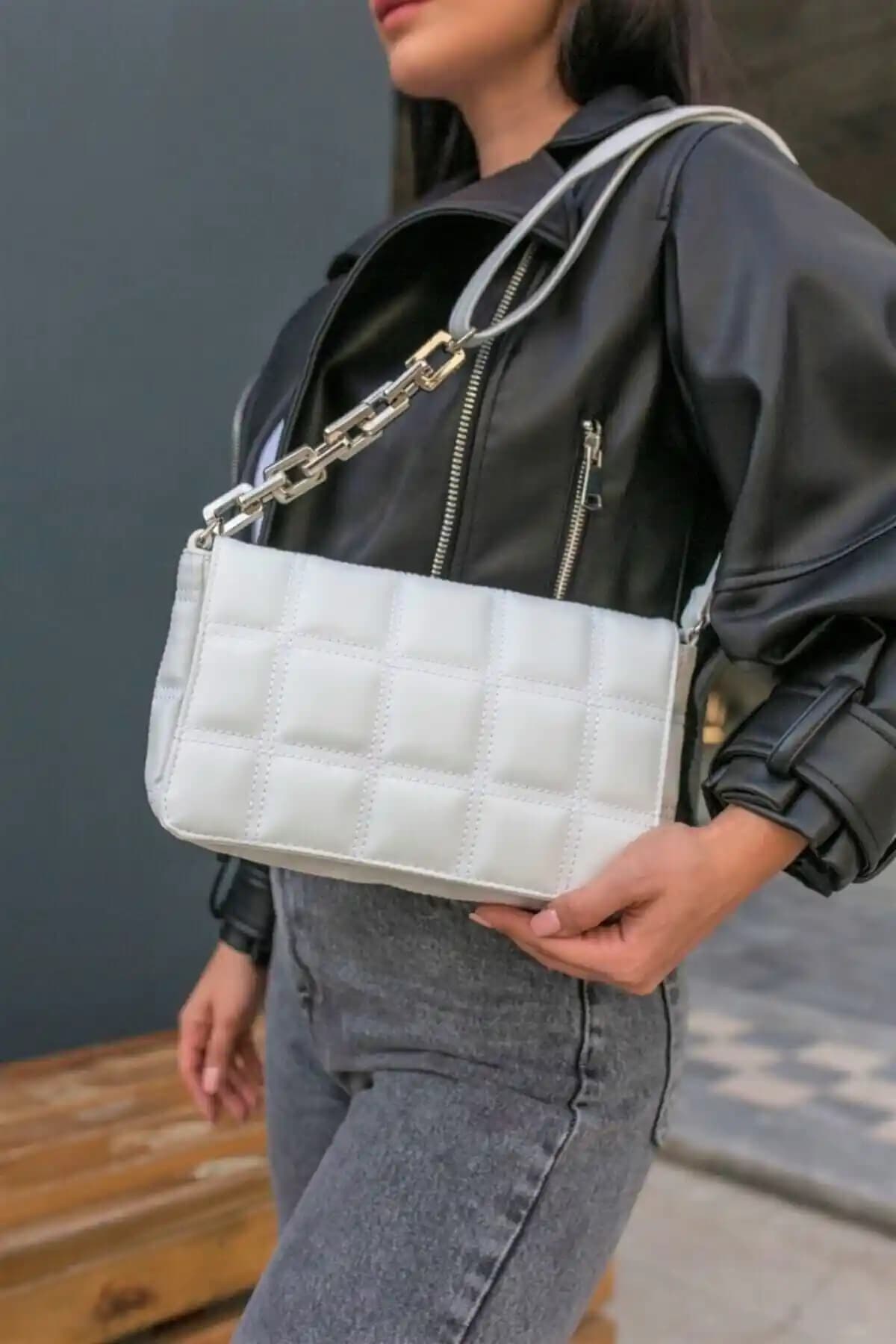 Bag&more Kadın Beyaz Kare Nakışlı Zincirli Askılı El ve Omuz Çantası Özellikleri ve Kullanım Avantajları