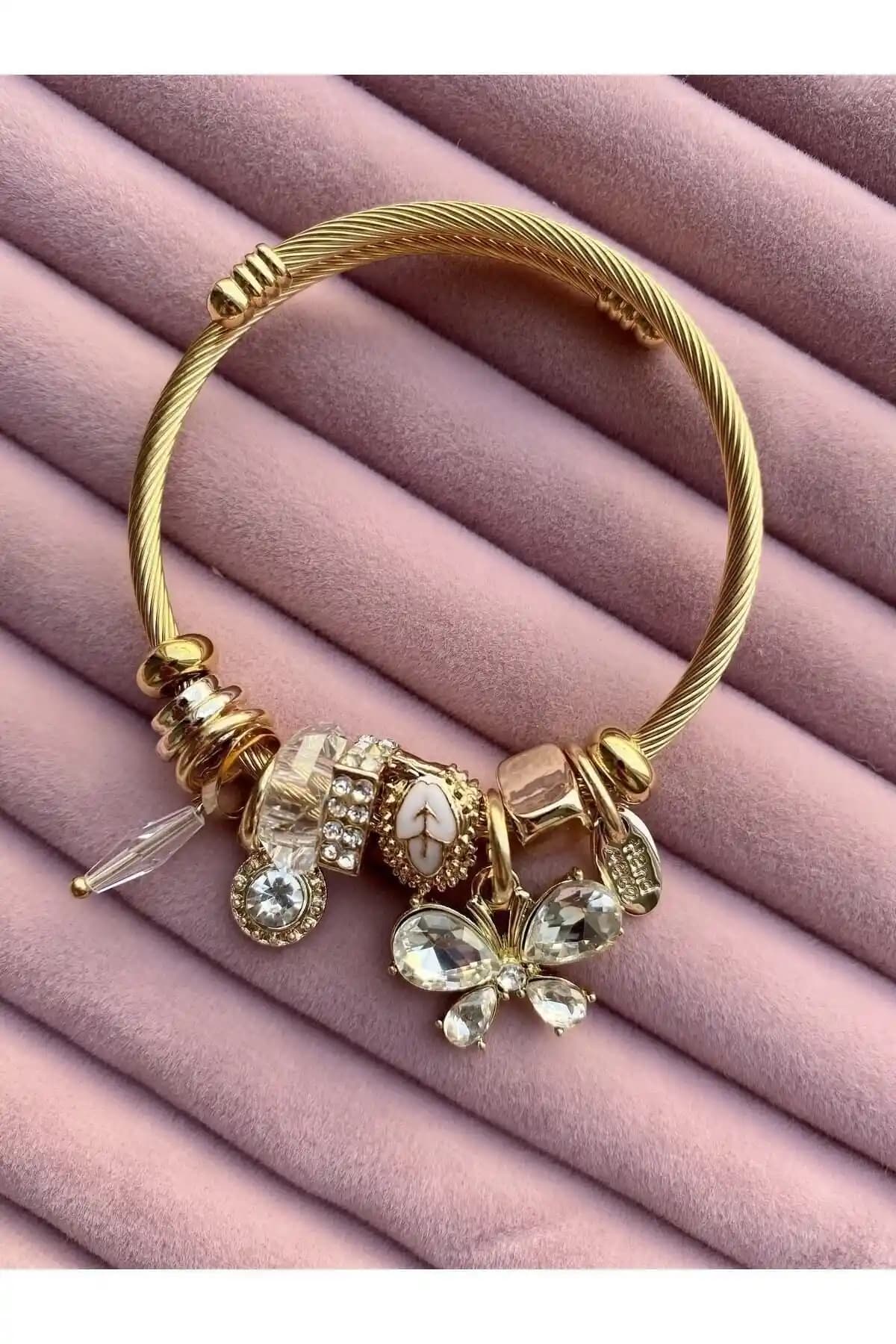 Bee Çelik Charm Bileklik: Dayanıklı ve Şık Altın Renkli Aksesuar Seçeneği