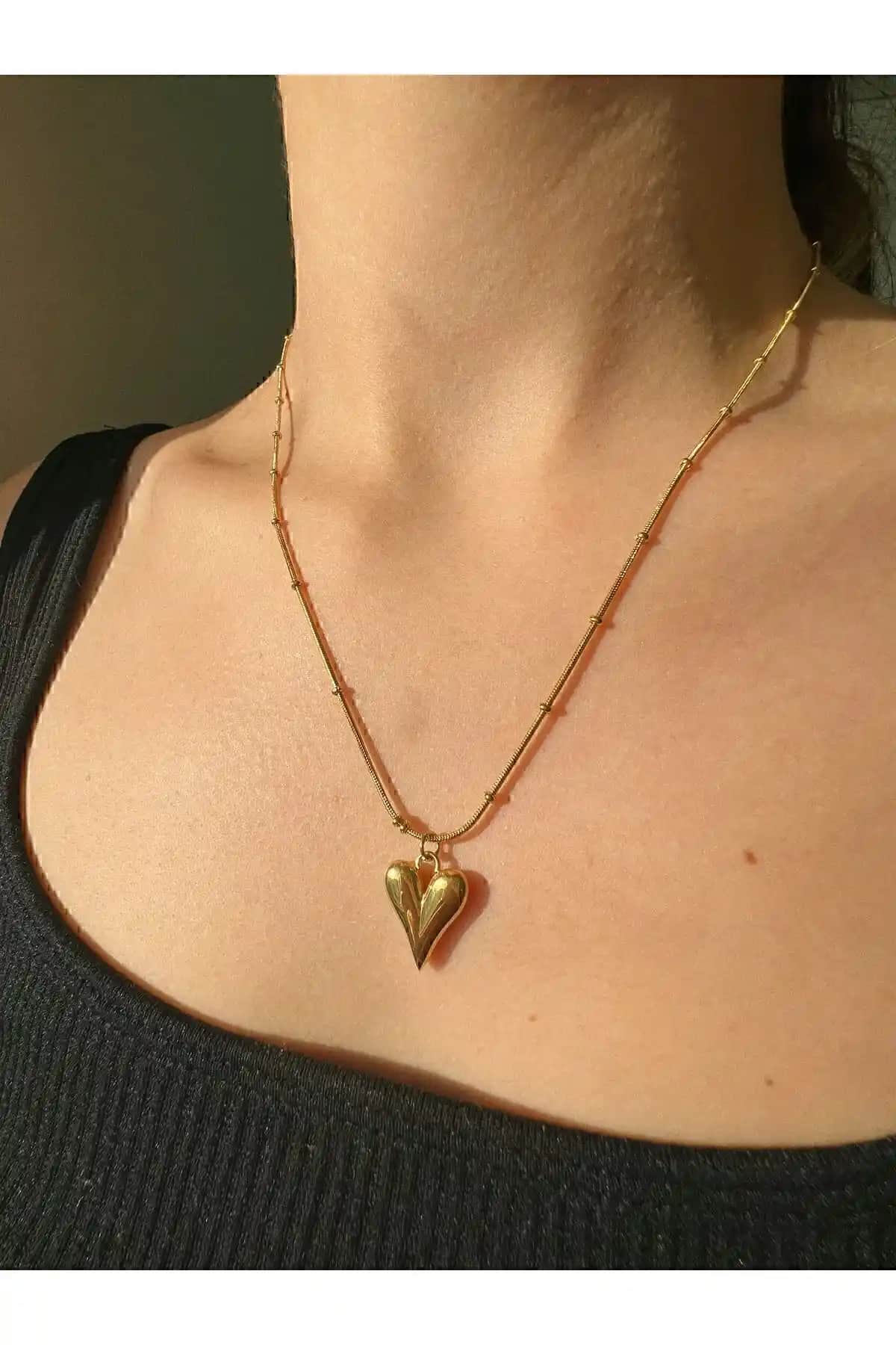 Bellys Jewelry Topçuk Detaylı Kalpli Çelik Kolye: Şık ve Dayanıklı Romantik Takı Önerisi