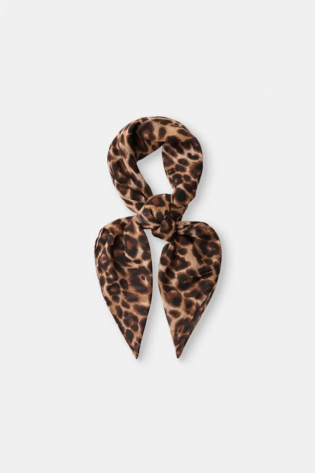Bershka Leopar Desenli Fular: Çok Yönlü ve Şık Moda Aksesuarı