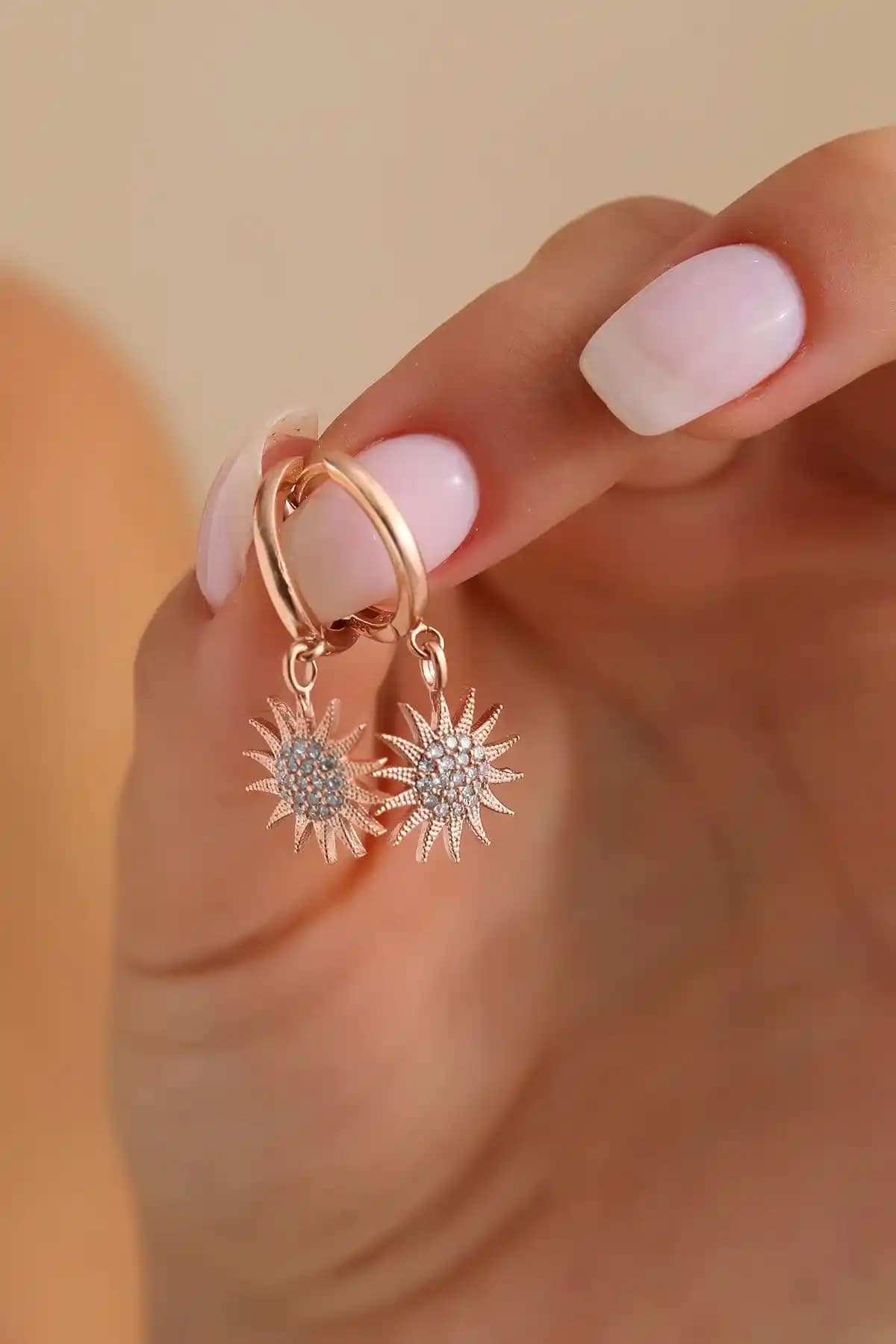 Bilsen Store Rose Kaplama Zirkon Beyaz Taşlı Güneş Modeli Küpe Ürün Tanıtımı