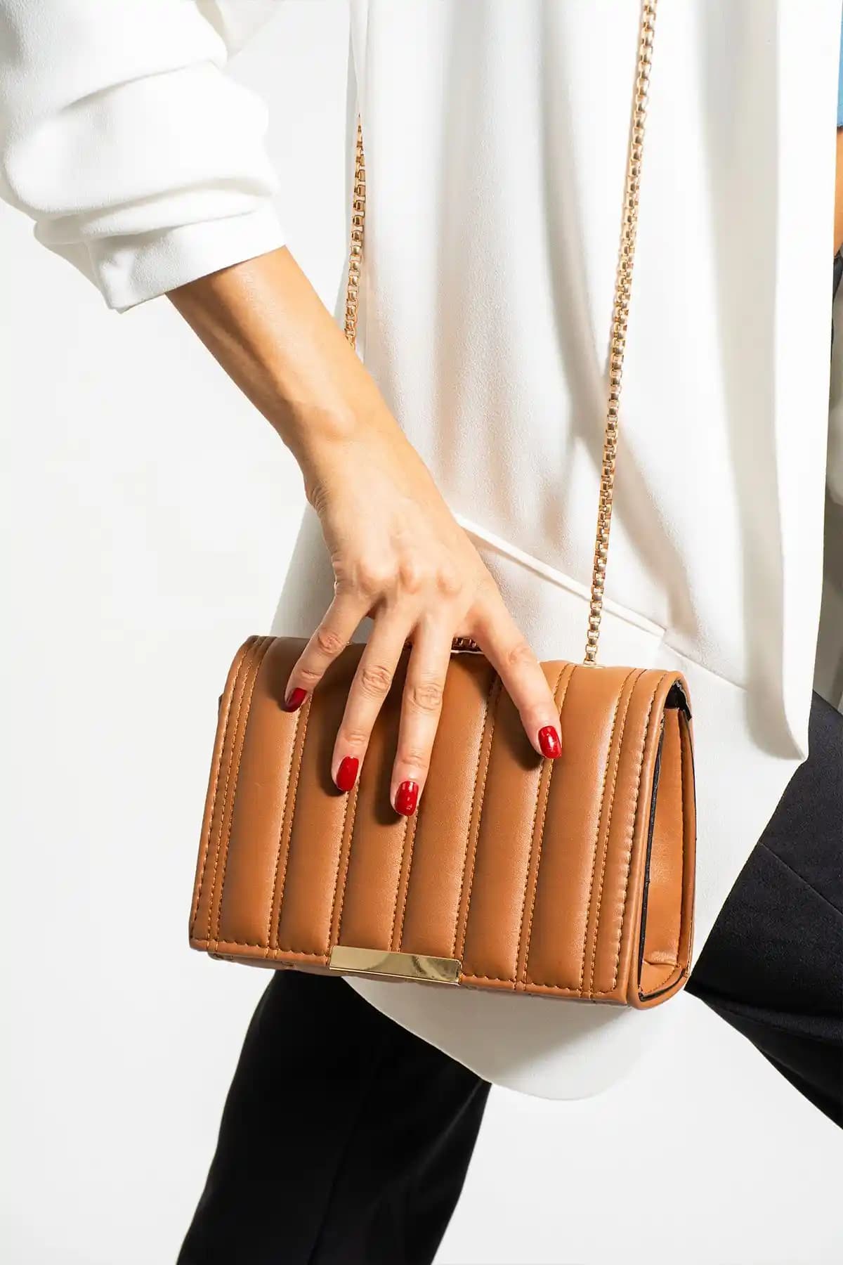 Butikbatii Zincir Askılı Mıknatıslı Omuz ve El Çantası Günlük Kullanım İçin Şık ve Dayanıklı