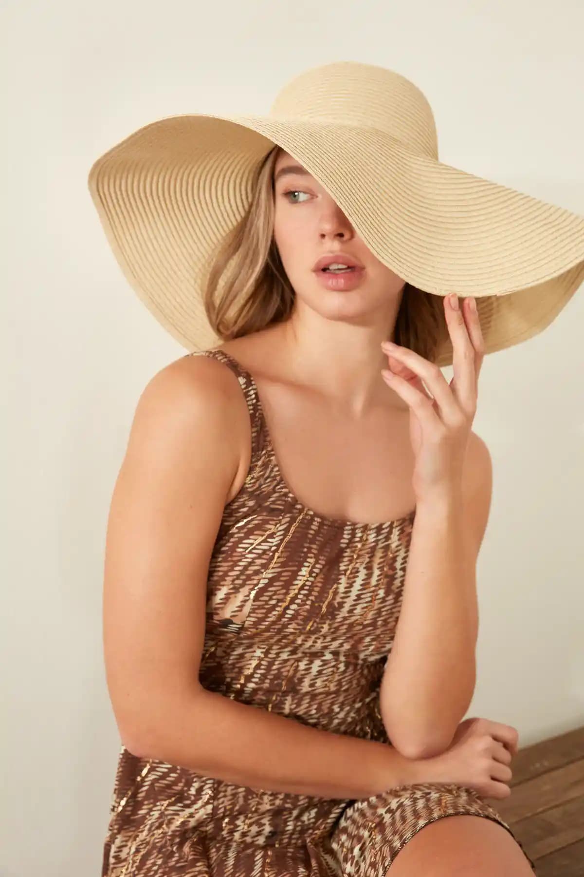 C City Kadın Hasır Plaj Şapkası Güneş Koruma ve Şıklık Sunan Modern Tasarım