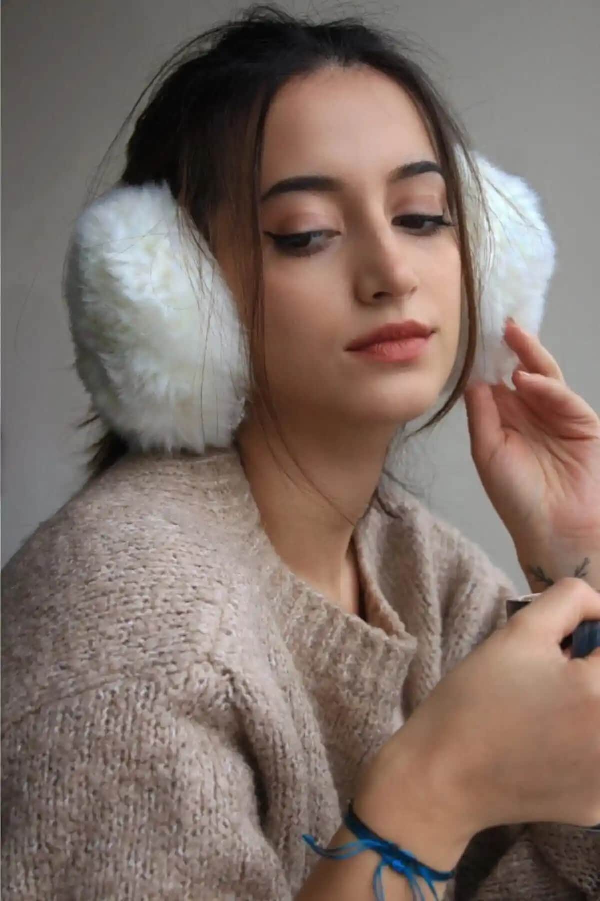 Çalıkuşu Kadın Kulak Isıtıcı: Kış Ayları İçin Şık ve Sıcak Tüylü Kulaklık