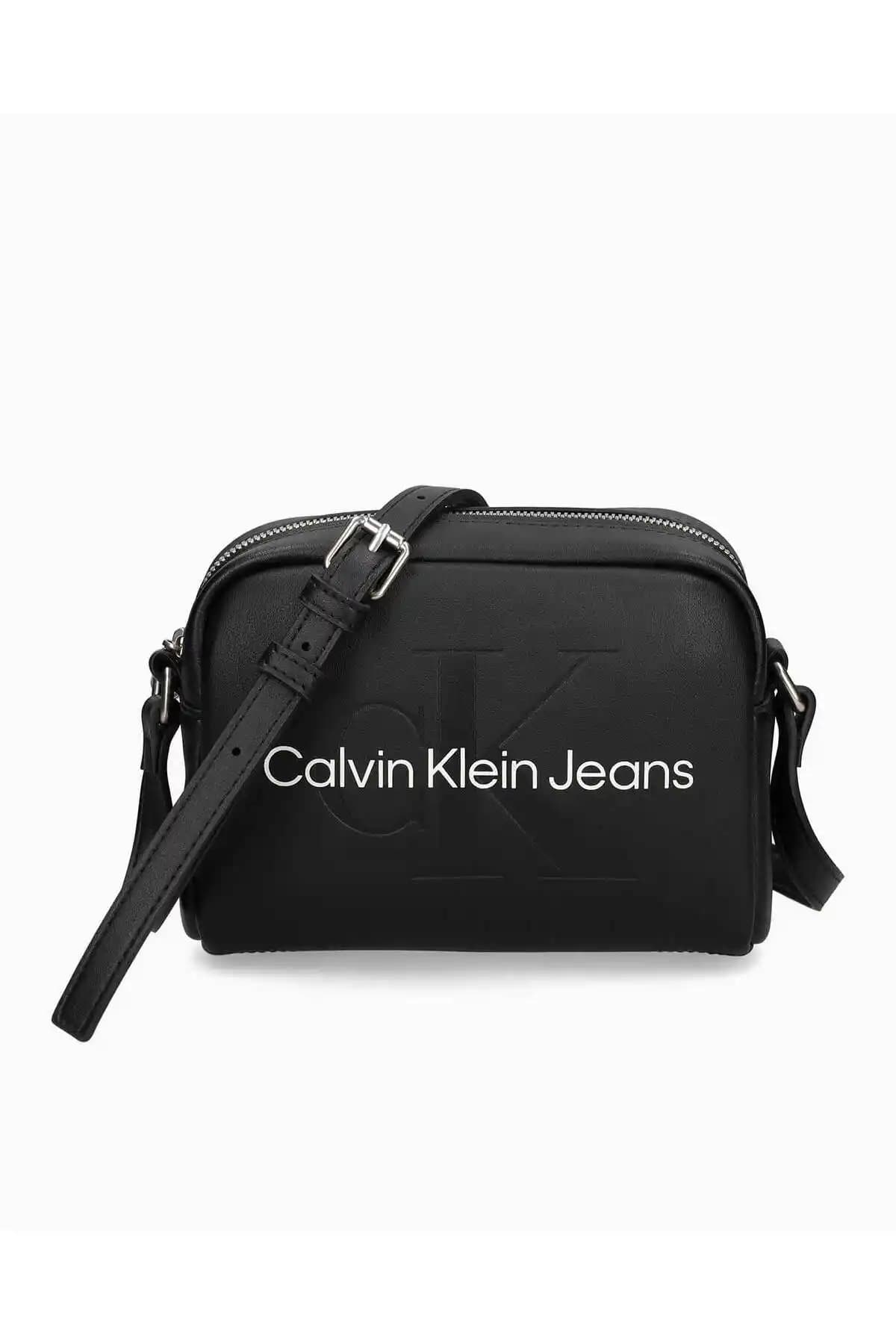 Calvin Klein Sculpted Camera Bag Çapraz Askılı Kadın Çantası Şık ve Fonksiyonel Tasarım