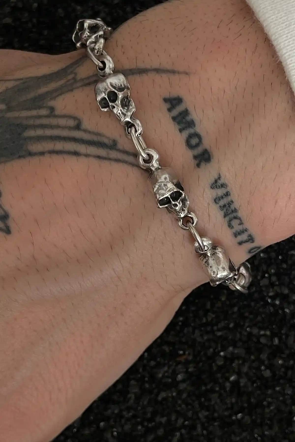 Capo Motorcu Tarzını Yansıtan Şık ve Dayanıklı Bileklik Özellikleri ve Kullanım İpuçları