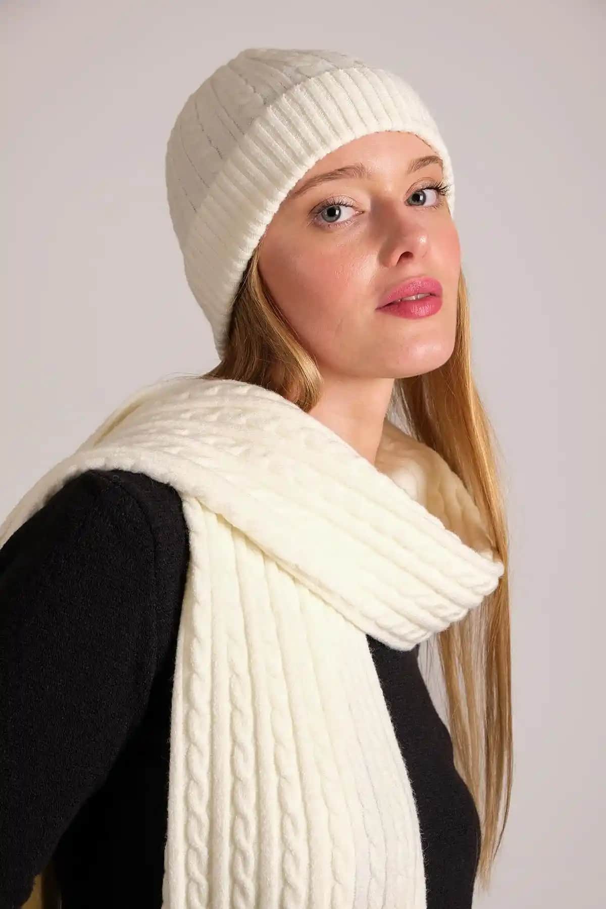 CHUBA Kadın Saç Örgü Yumuşak Tüfe Atkı Bere Takımı Ekru Kış Şıklığı ve Konforu Sağlar
