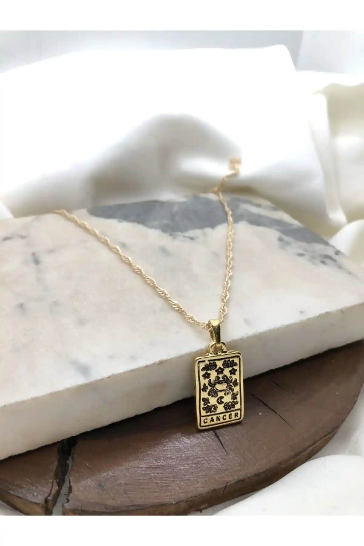 Claritas Takı Kadın Altın Kaplama Dikdörtgen Yengeç Burcu Kolye Şık ve Anlamlı Tasarım