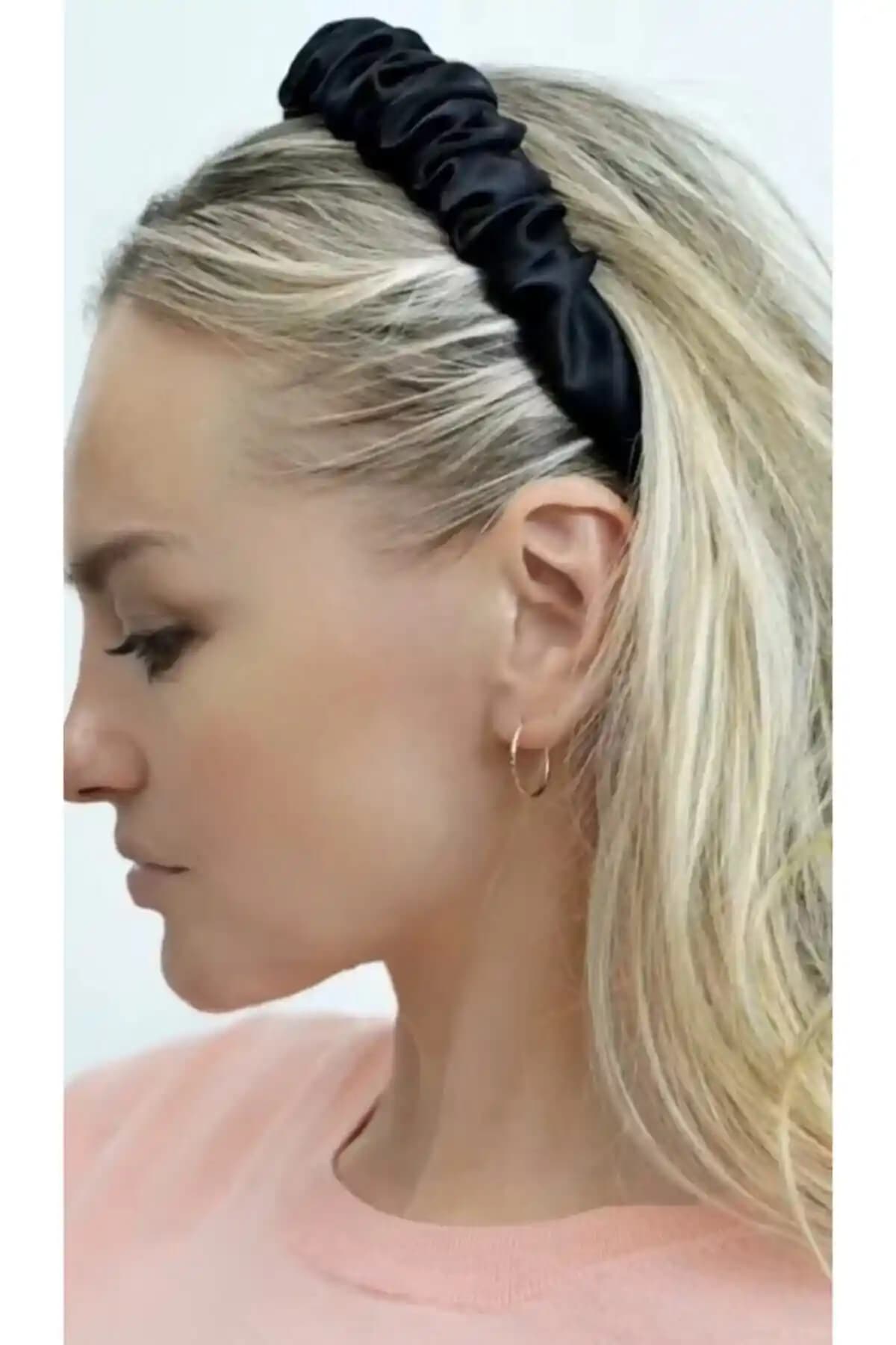 CSR Aksesuar Siyah Saten Büzgülü Taç: Şıklık ve Rahatlığı Bir Arada Sunan Modern Tasarım