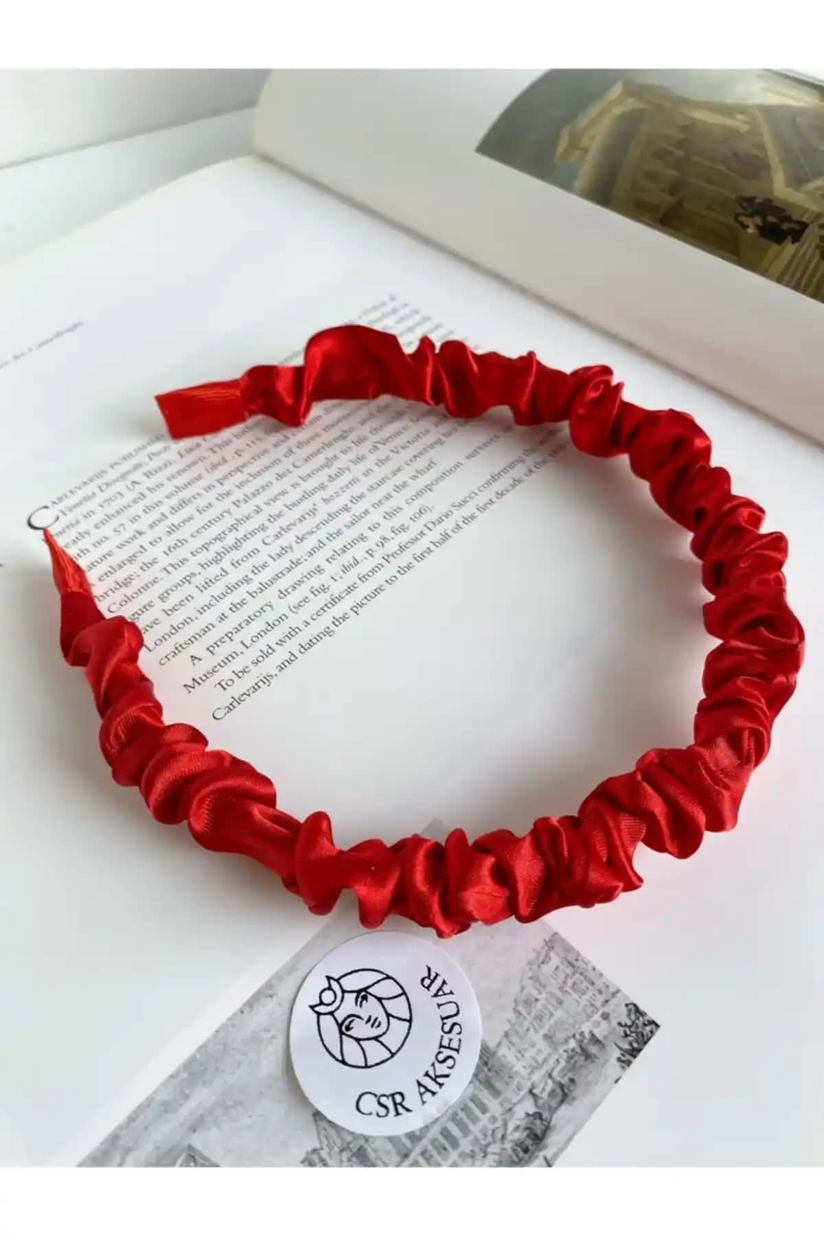 CSR Klasik Kırmızı Taç: Şık ve Zarif Aksesuarlar İçin Modern Tasarım