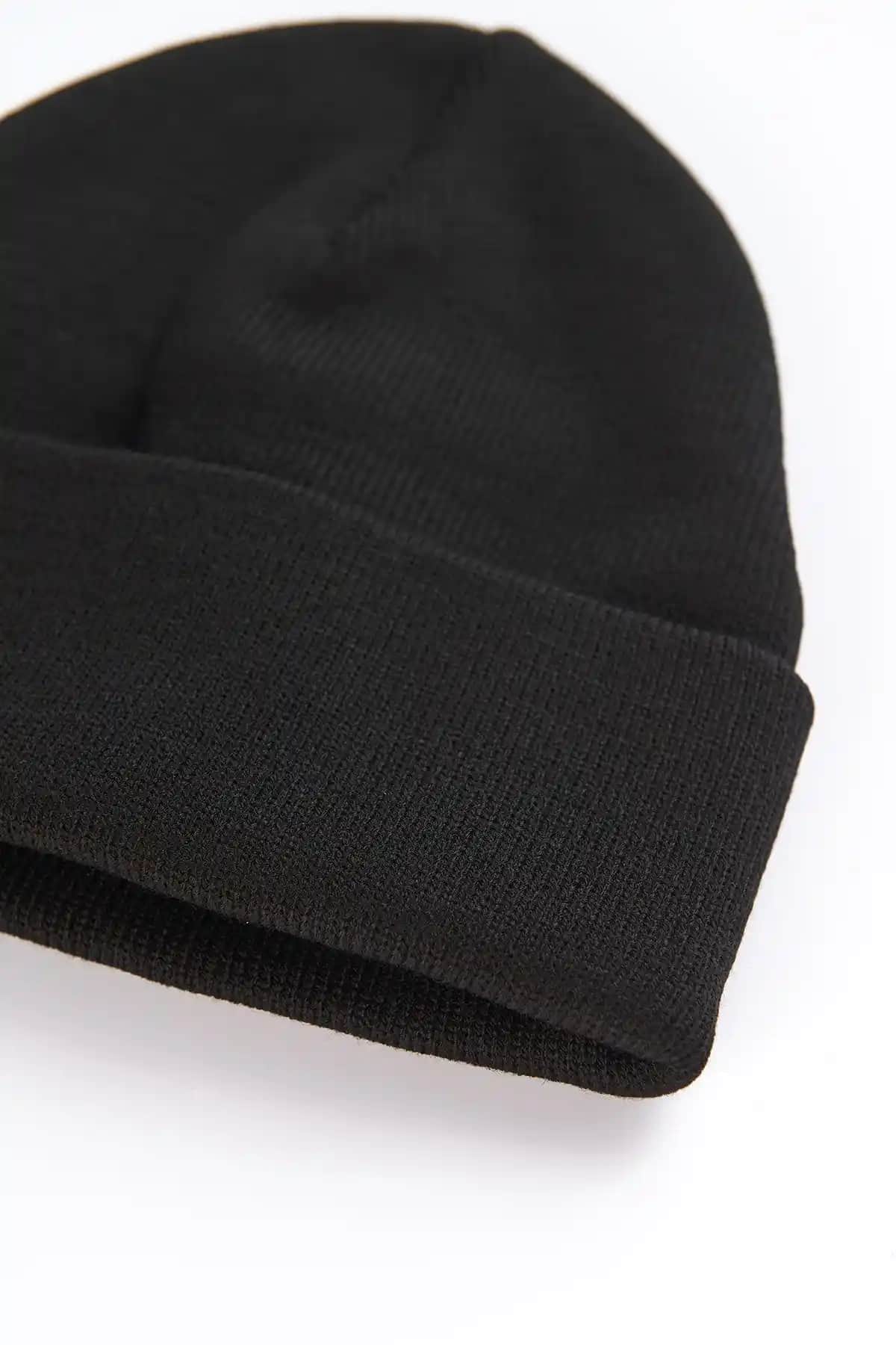 Dagi Siyah Bere: Şıklık ve Konfor Sunan Çok Yönlü Kış Aksesuarı