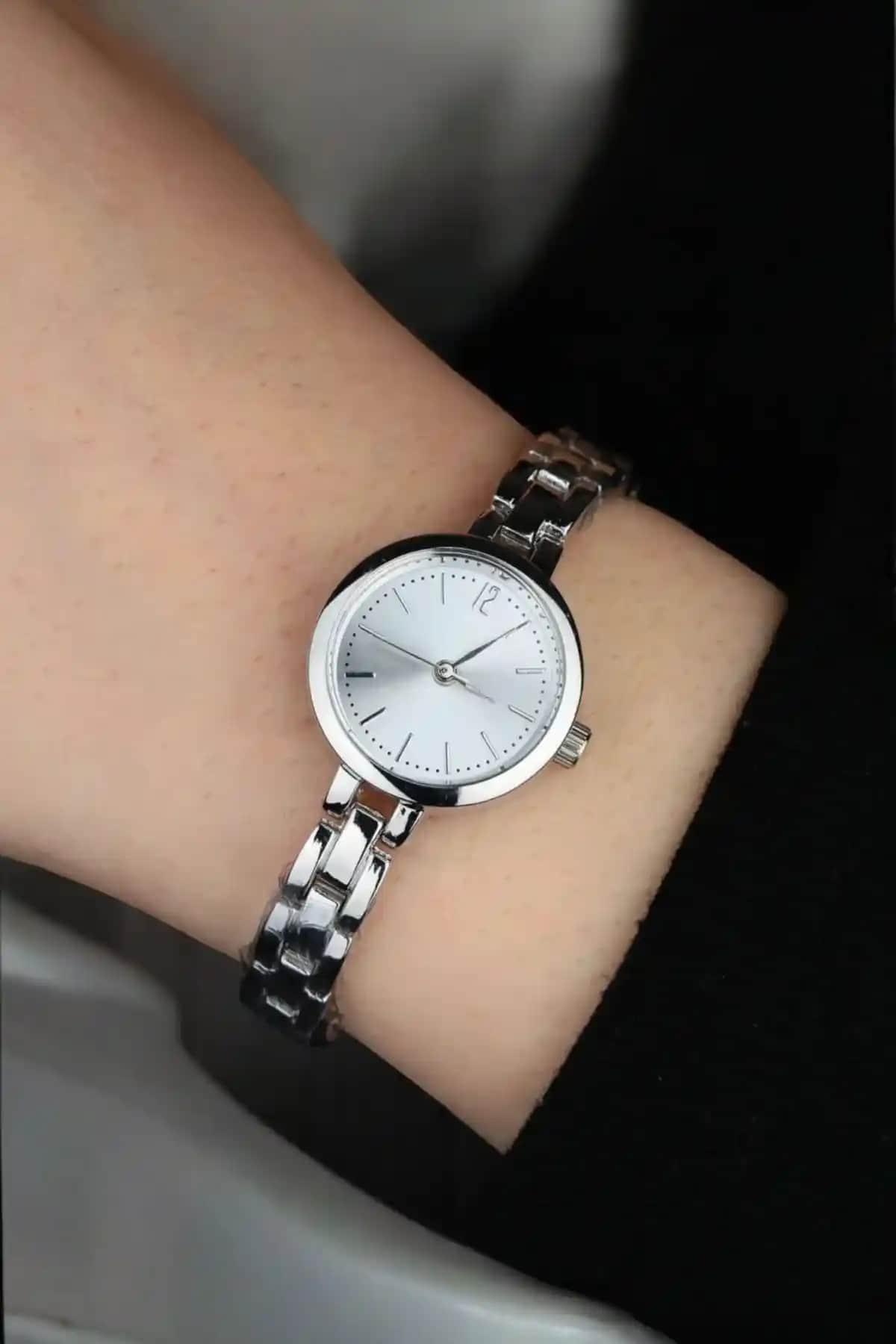 DARK BLANC Gümüş Renk Minimal Kol Saati: Şıklık ve Dayanıklılığı Bir Arada Sunar