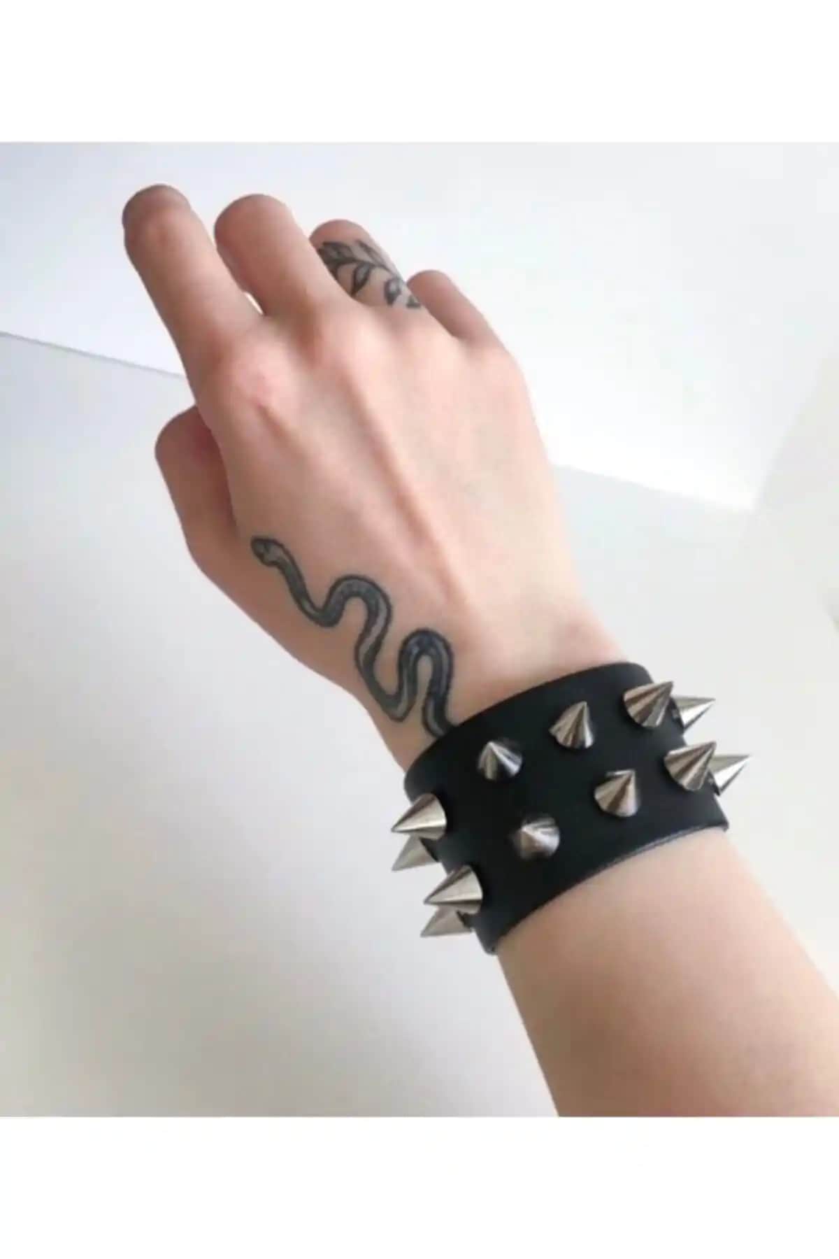 DarkellaStore Gotik ve Punk Tarzı Dikenli Deri Çift Sıra Bileklikleri