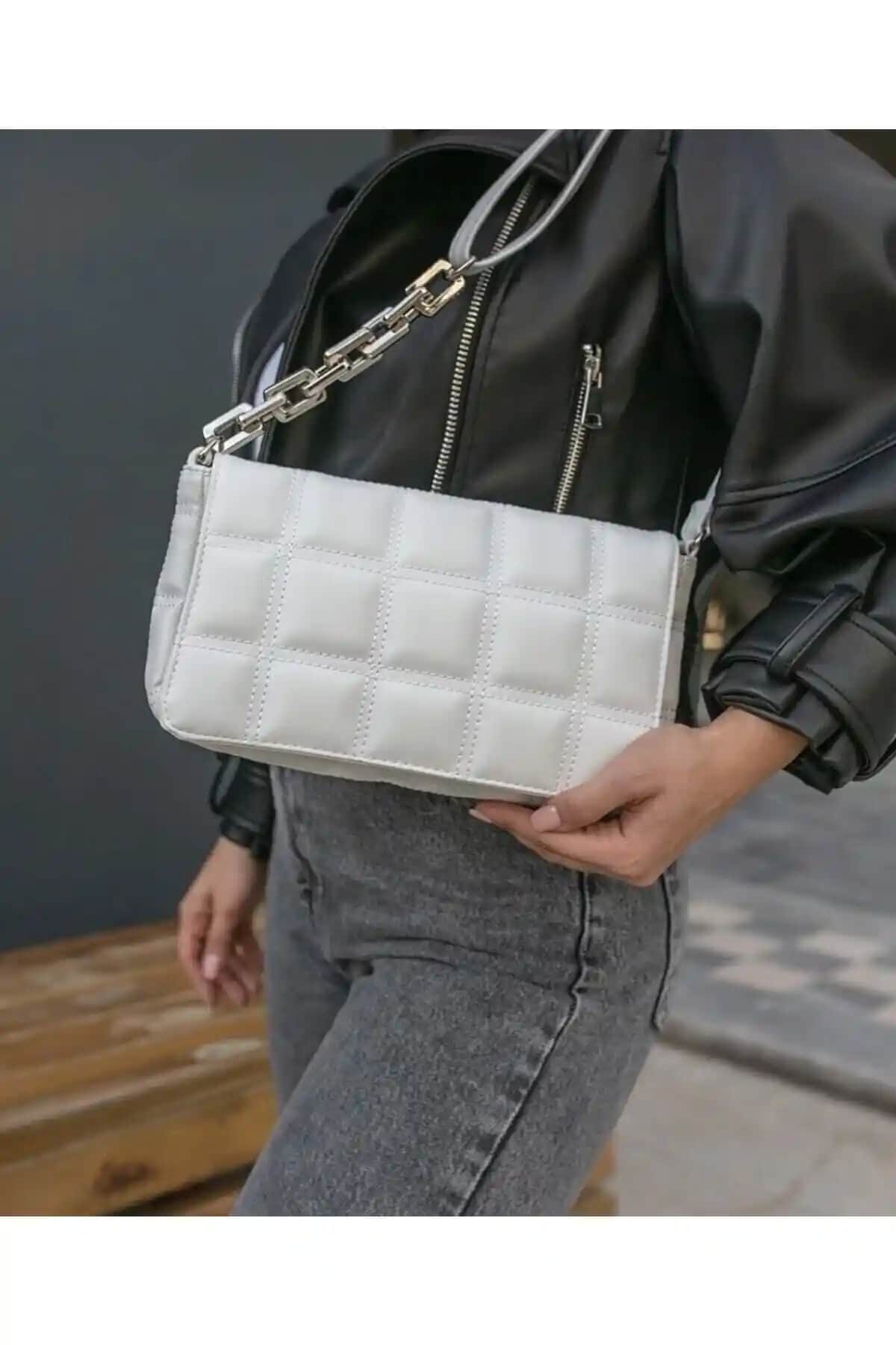 DAYBAG Kadın Beyaz Plastik Zincir Kareli Omuz Çantası Günlük Kullanım İçin Uygun ve Şık Tasarım