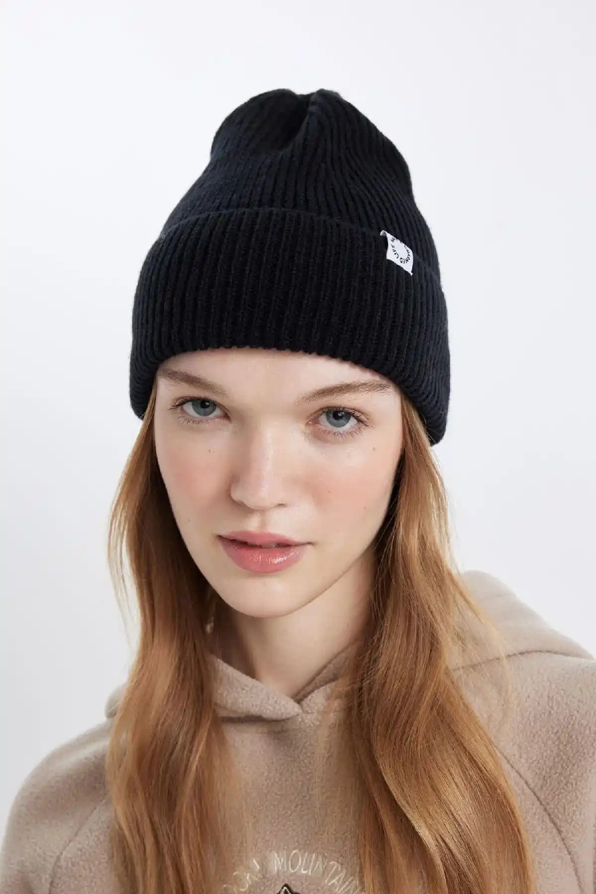 Defacto Kadın Dokuma Etiketli Triko Bere - Şık ve İşlevsel Kış Aksesuarı