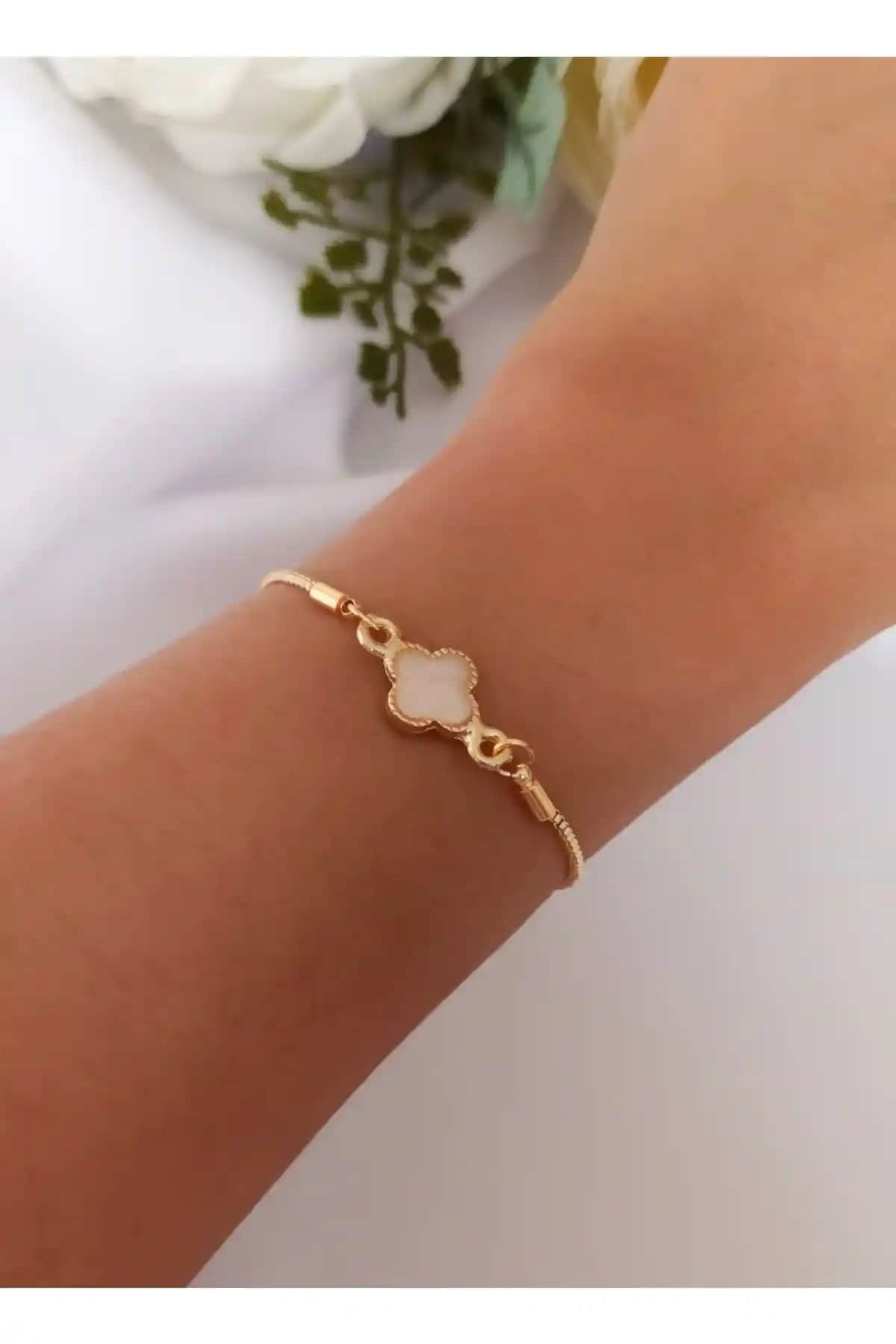 Denizdenal Sedef Yonca Şans Bilekliği A Modern ve Şık Gençler için Tasarlanmış Aksesuar