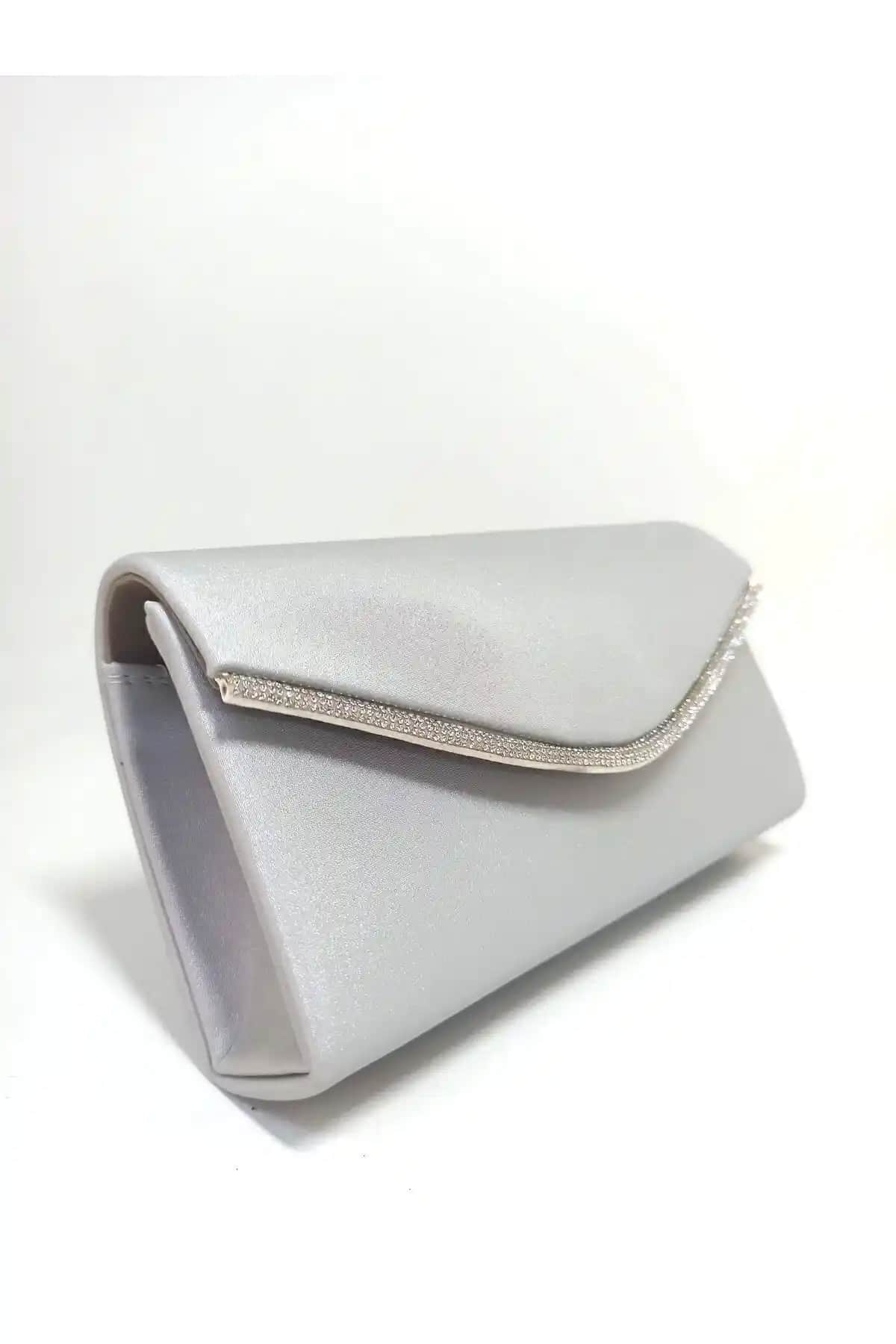 Dizaynbag Kadın Gümüş Saten Abiye Çanta: Şıklık ve Zarafetin Modern Simgesi