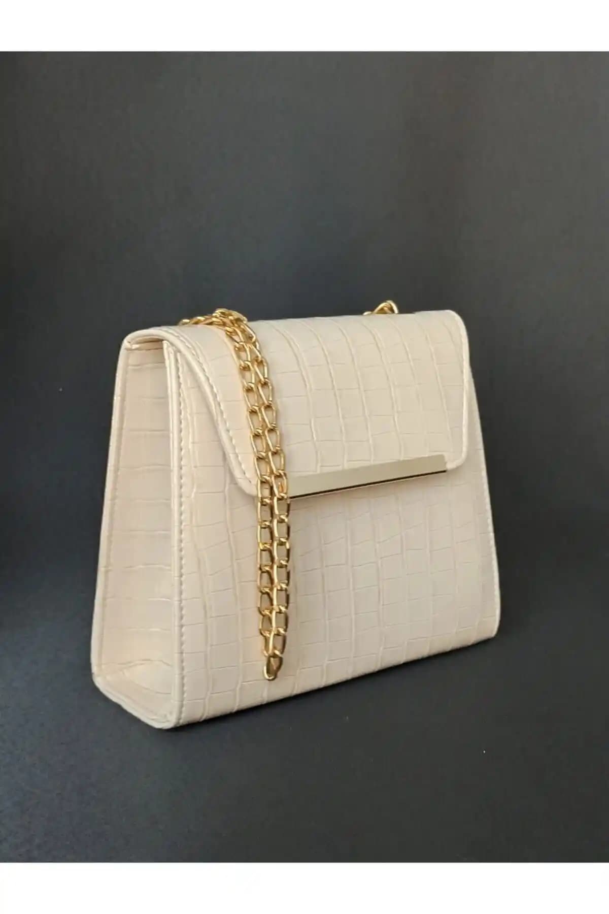 Dizaynbag Krem Rengi Askılı Çanta: Şıklık ve Fonksiyonelliğin Modern Buluşması