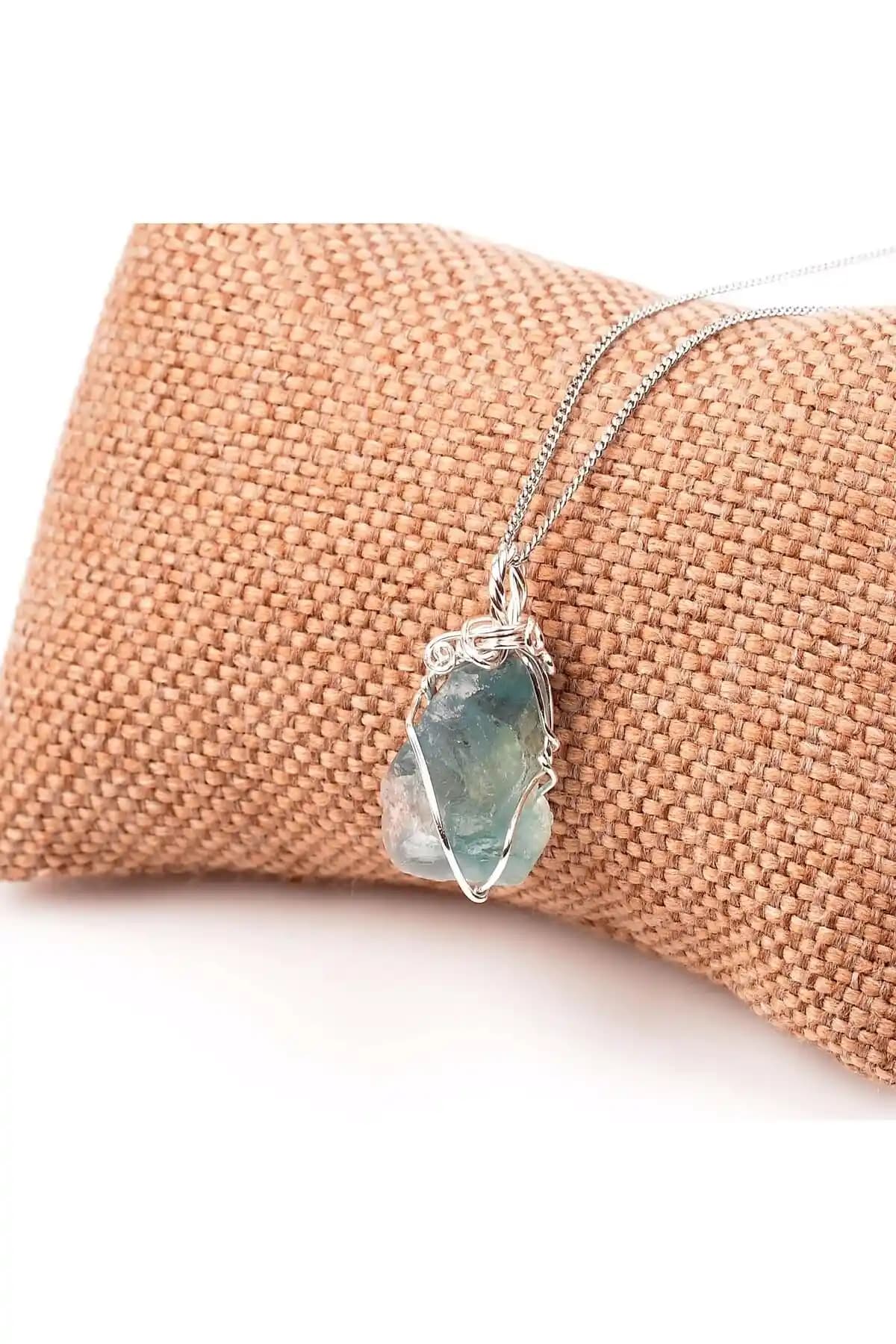 Doğal Florit Taşıyla Şık ve Enerjik Kolye - Modern Tasarım ve Kaliteli Malzeme