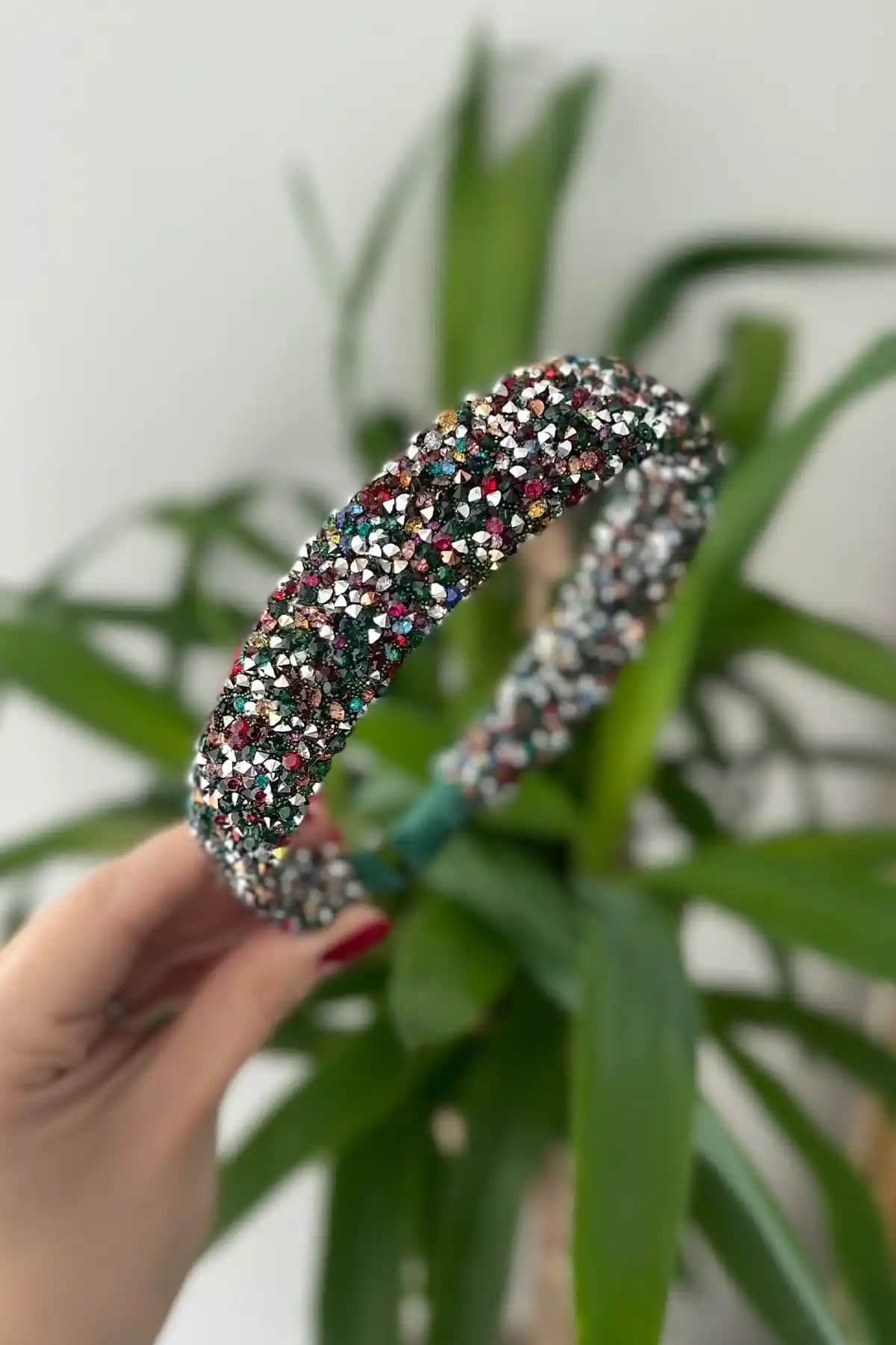 Doğal Taşlı Kadın Tacı Yeşil Renkli Şıklık ve Zarafet İçin Uygun Bir Aksesuar