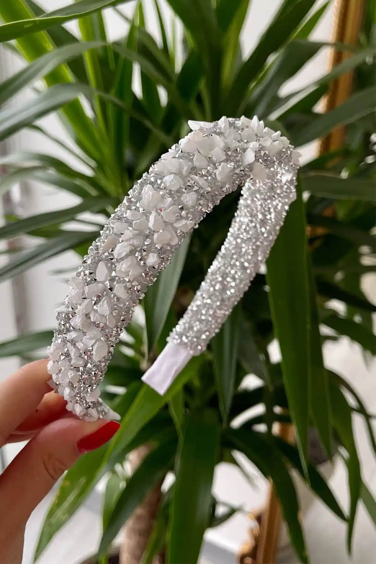 Doinua Kadın Beyaz Candy Kristal ve Doğal Taşlı Taç: Zarafet ve Şıklığın Simge Sembolü