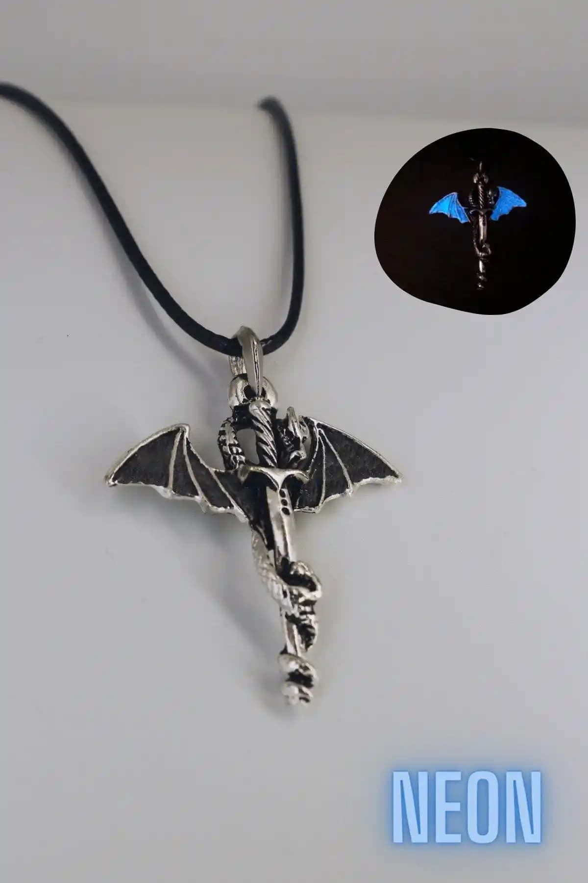 Dukkanka Neon Ejder Kılıç Kolyesi Fosforlu ve Parlak Tasarımıyla Gece Kullanımı İçin Uygun