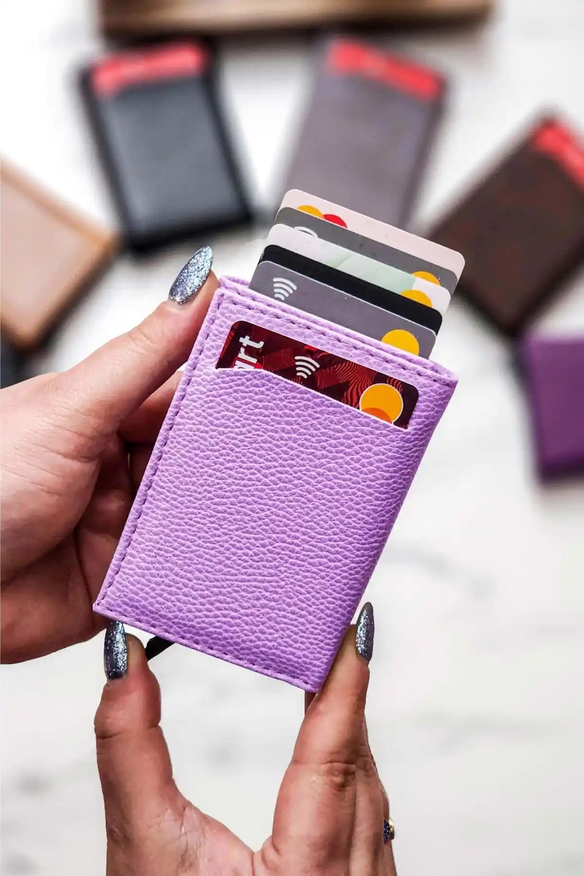 East Polo Club Erkek Suni Deri Kartlık: Şık ve Güvenli Tasarım Özellikleri