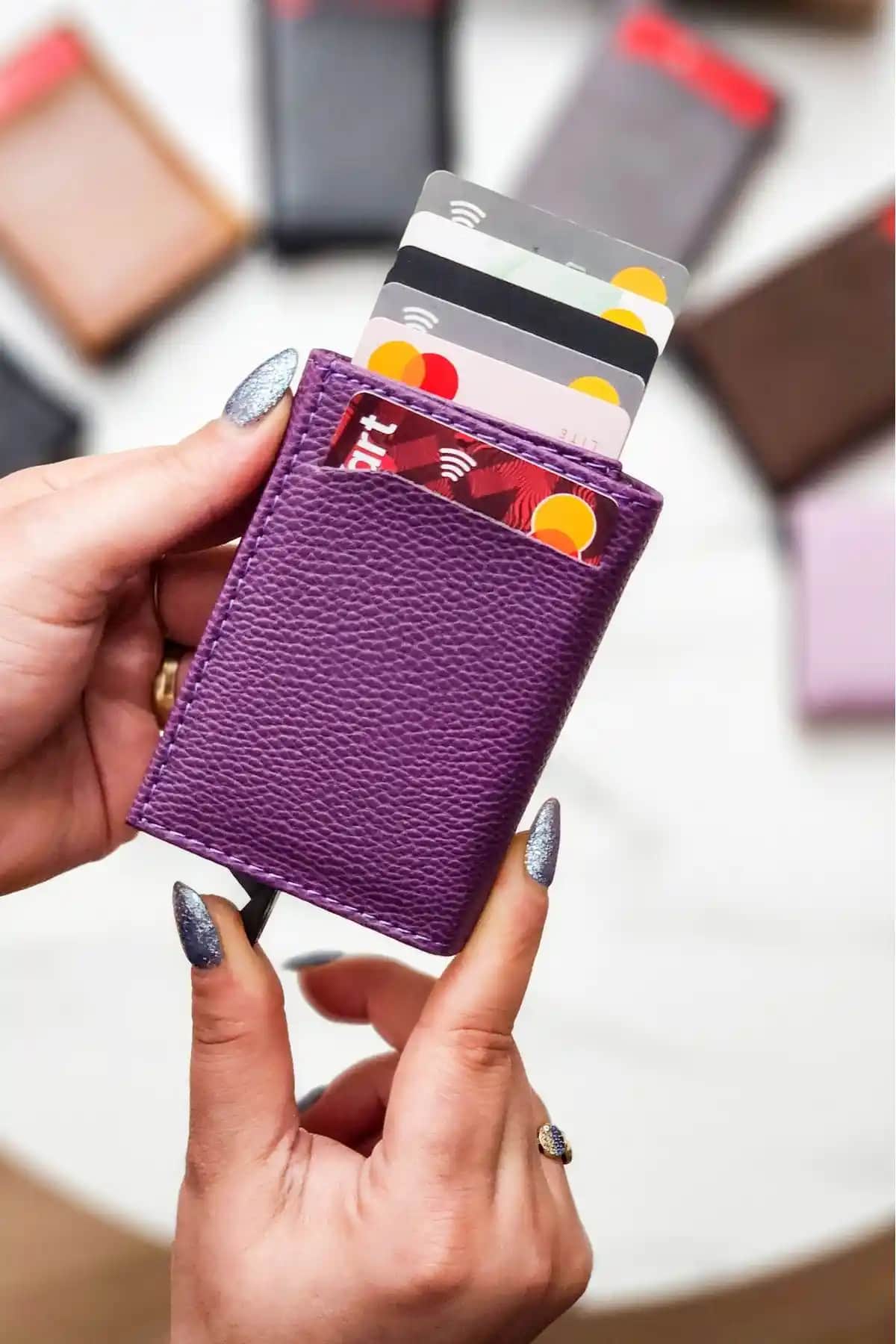 East Polo Club Suni Deri Erkek Kartlık: Şık ve Güvenli Tasarım Özellikleri