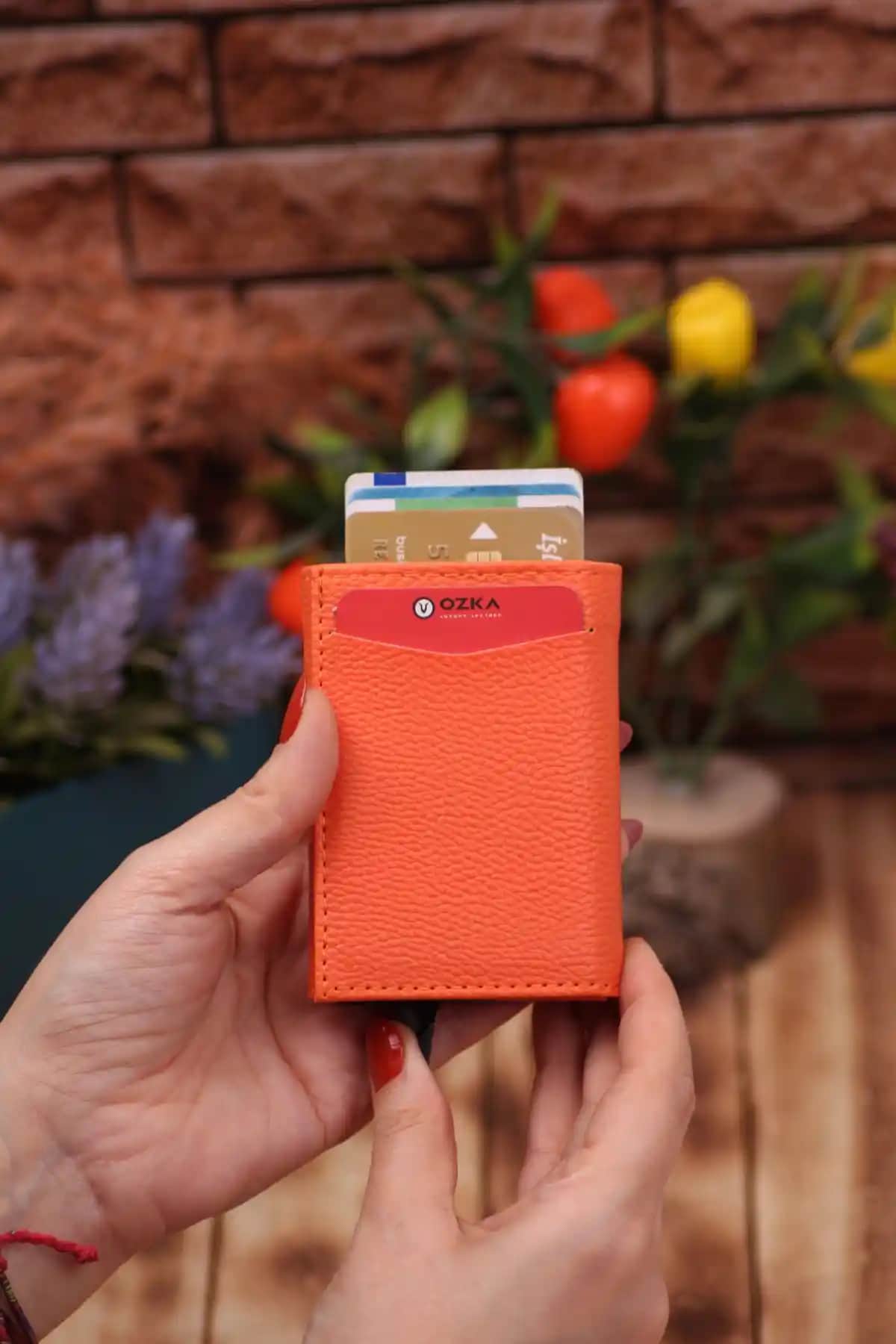 East Polo Club Turuncu Mekanizmalı Deri Cüzdan Portföyü Unisex Tasarım ve Dayanıklılık