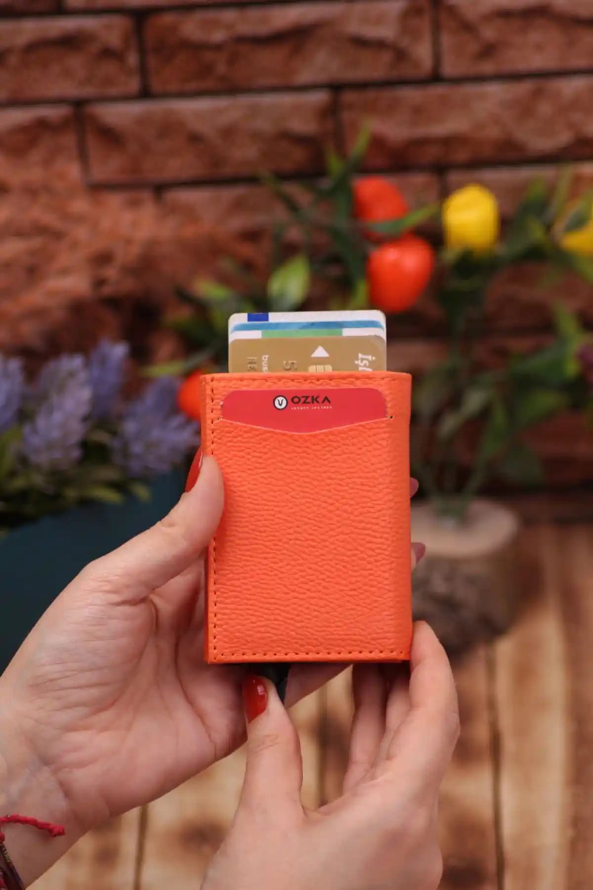 East Polo Club Turuncu Mekanizmalı Deri Cüzdan Portföyü Unisex Tasarım ve Dayanıklılık