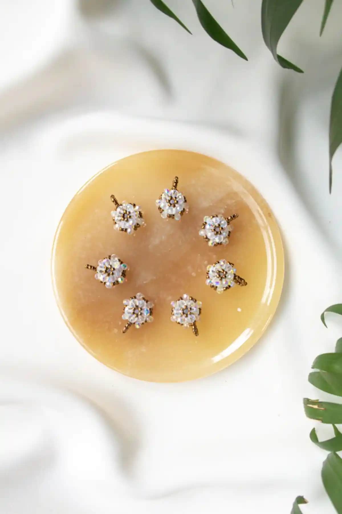 EDLIKE Beyaz El Yapımı Koruyucu Dualı Kolye: Manevi ve Estetik Bir Takı Seçeneği