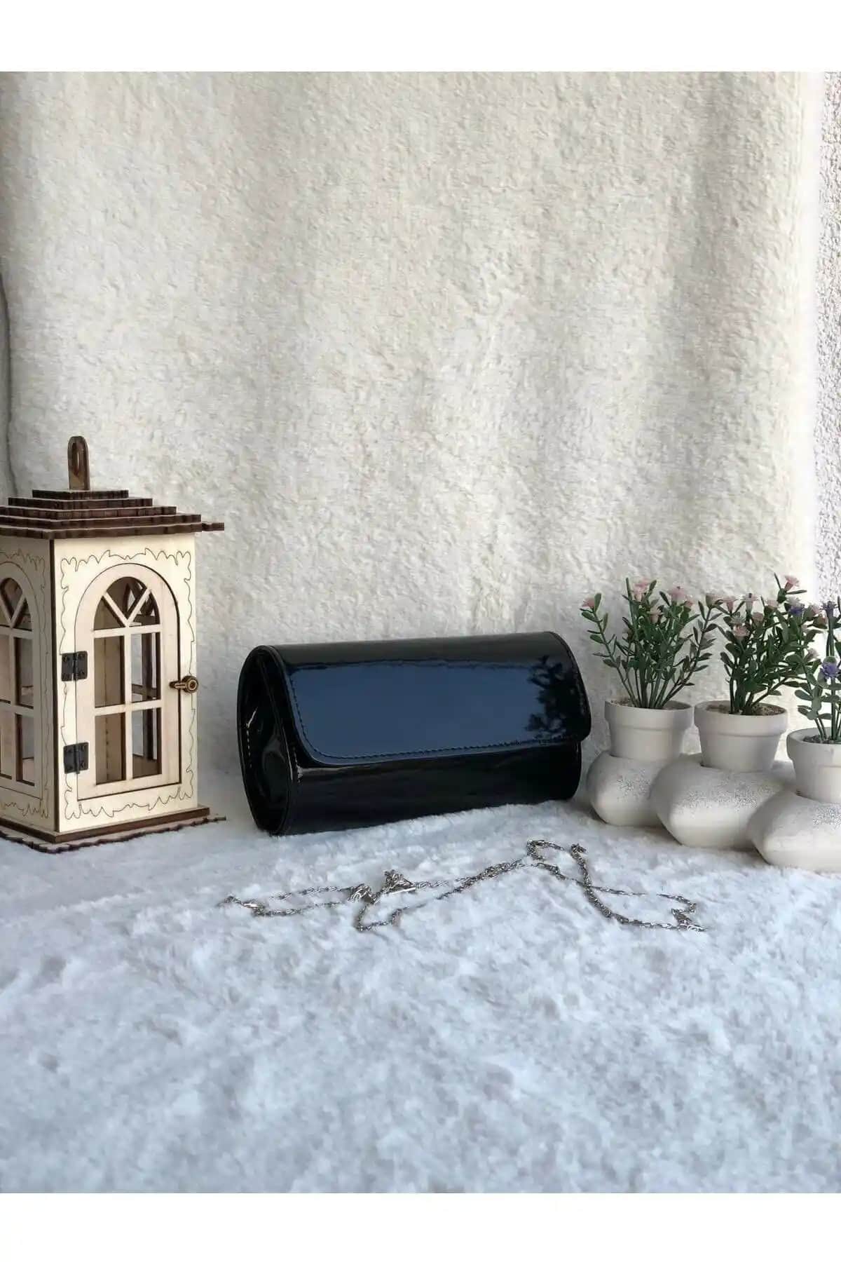 Efnan Store Siyah Rugan Abiye Çanta Şıklık ve Fonksiyonellik Sunan Zarif Tasarım